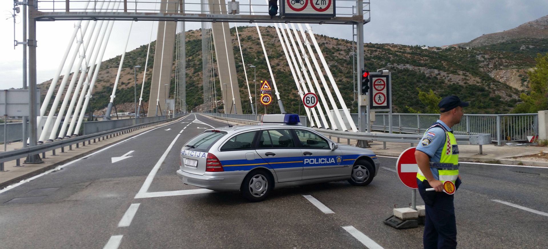 Dubrovnik, 11.9.2017 - Jak vjetar i kia uzrokovali su u ponedjeljak brojne probleme u cestovnom prometu u Dubrovniku, a s mosta dr. Franja Tuðmana koji je zatvoren za promet svih vozila prevrnula se prikolica prilikom èega nije bilo ozlijeðenih osoba. Vjetar koji je na mostu puhao i do 140 kilometara na sat lomio je grane i èupao stabla, a u prevrtanju prikolice s mosta nije bilo ozlijeðenih, ali je nastala znaèajna materijalna teta.
foto HINA/ Nika MILETIÆ/ ua