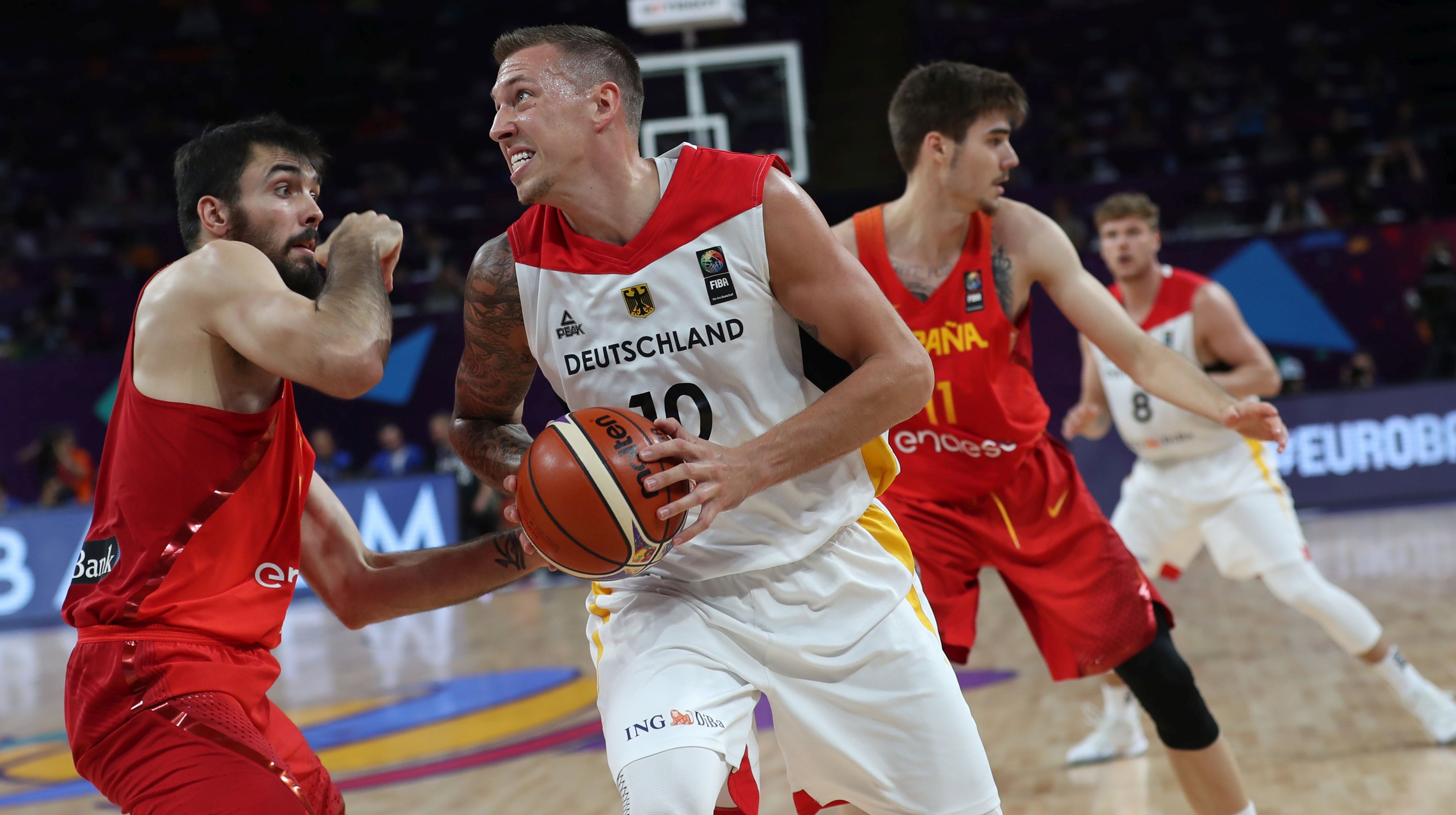 epa06200271 Germany's Daniel Theis (C) in action during the EuroBasket 2017 Quarter Final match between Germany and Spain in Istanbul, Turkey, 12 September 2017.  EPA/SEDAT SUNA