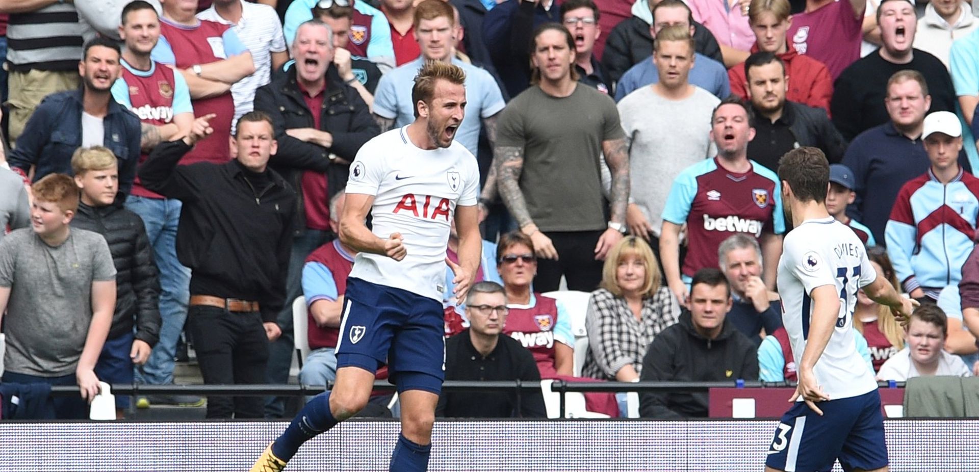 epa06221437 Tottenham Hotspurs' Harry Kane (L) celebrates scoring a goal during the English Premier League match between West Ham and Tottenham Hotspurs at London stadium, in London, Britain, 23 September 2017.  EPA/FACUNDO ARRIZABALAGA EDITORIAL USE ONLY. No use with unauthorized audio, video, data, fixture lists, club/league logos or 'live' services. Online in-match use limited to 75 images, no video emulation. No use in betting, games or single club/league/player publications.