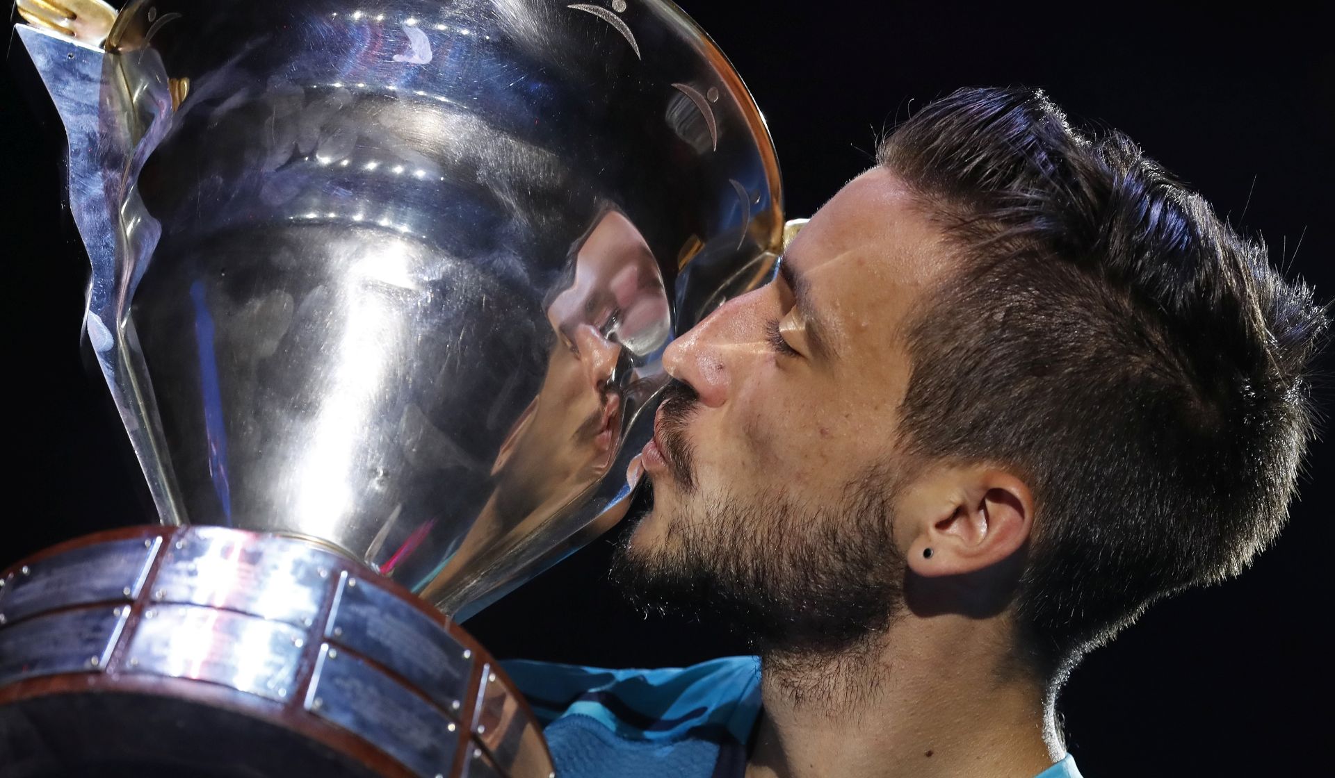 epa06224356 Damir Dzumhur of Bosnia and Herzegovina kisses his trophy after beating Fabio Fognini of Italy in the final match of the St. Petersburg Open ATP tennis tournament in St.Petersburg, Russia, 24 September 2017.  EPA/ANATOLY MALTSEV