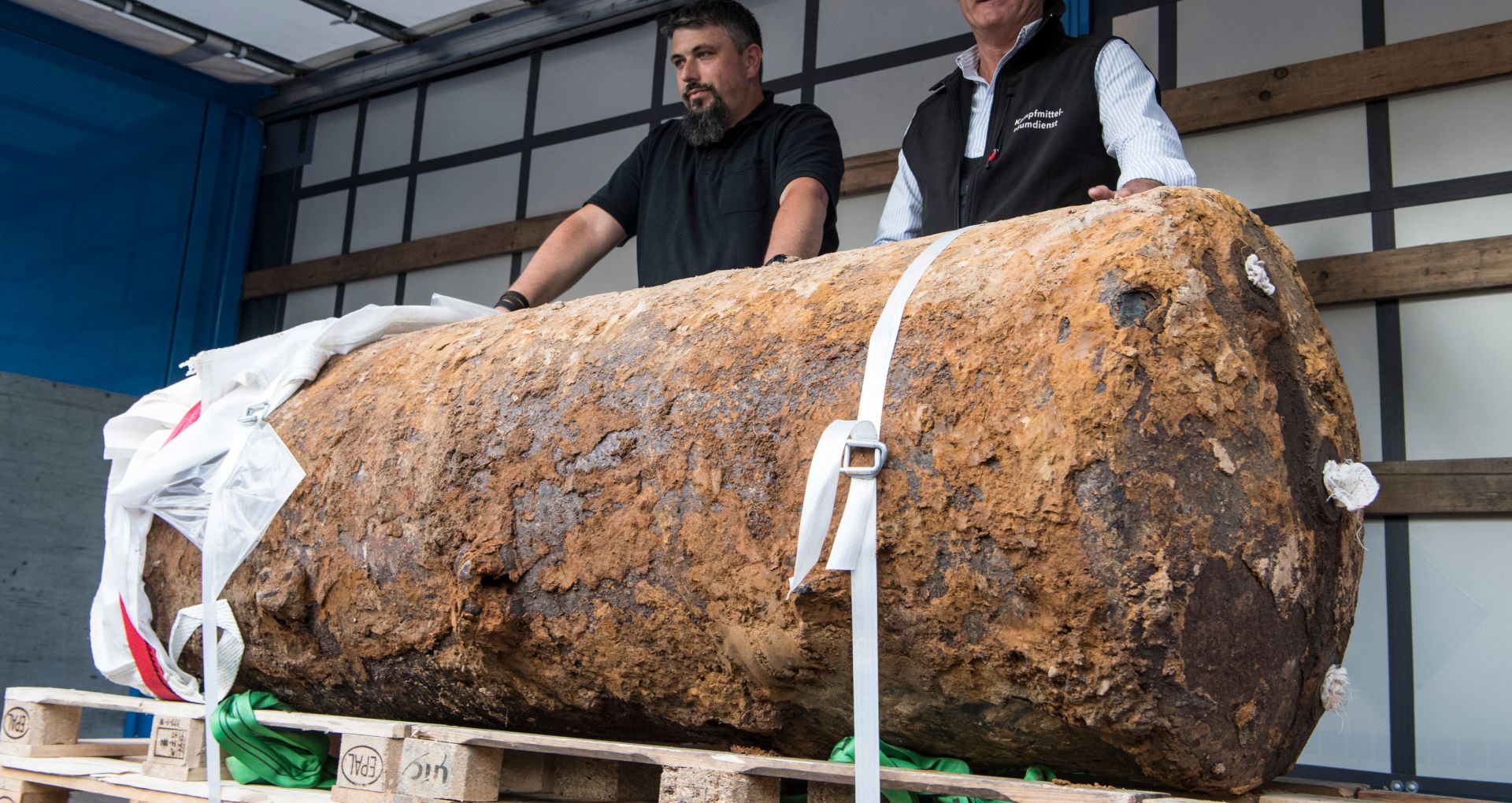 Bomb disposal experts Rene Bennert (L) and Dieter Schwetzler present the bomb of the type HC 4000 after the successful disposal in Frankfurt am Main, Germany, 3 September 2017. The disposal was more complicated than expected, because two of three detonators were difficult to remove. Photo: Boris Roessler/dpa