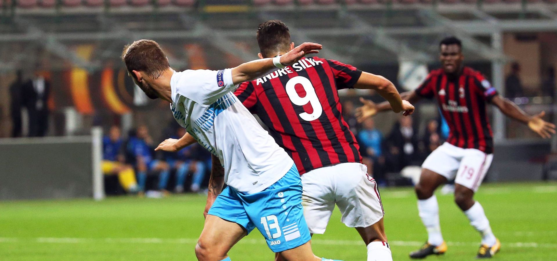 epa06233074 Milan's forward Andre Silva (C) is on the way to score the 1-0 lead next to Rijeka's defender Dario Zuparic (L) during the UEFA Europa League Group D soccer match between AC Milan and HNK Rijeka at Giuseppe Meazza stadium in Milan, Italy, 28 September 2017.  EPA/MATTEO BAZZI