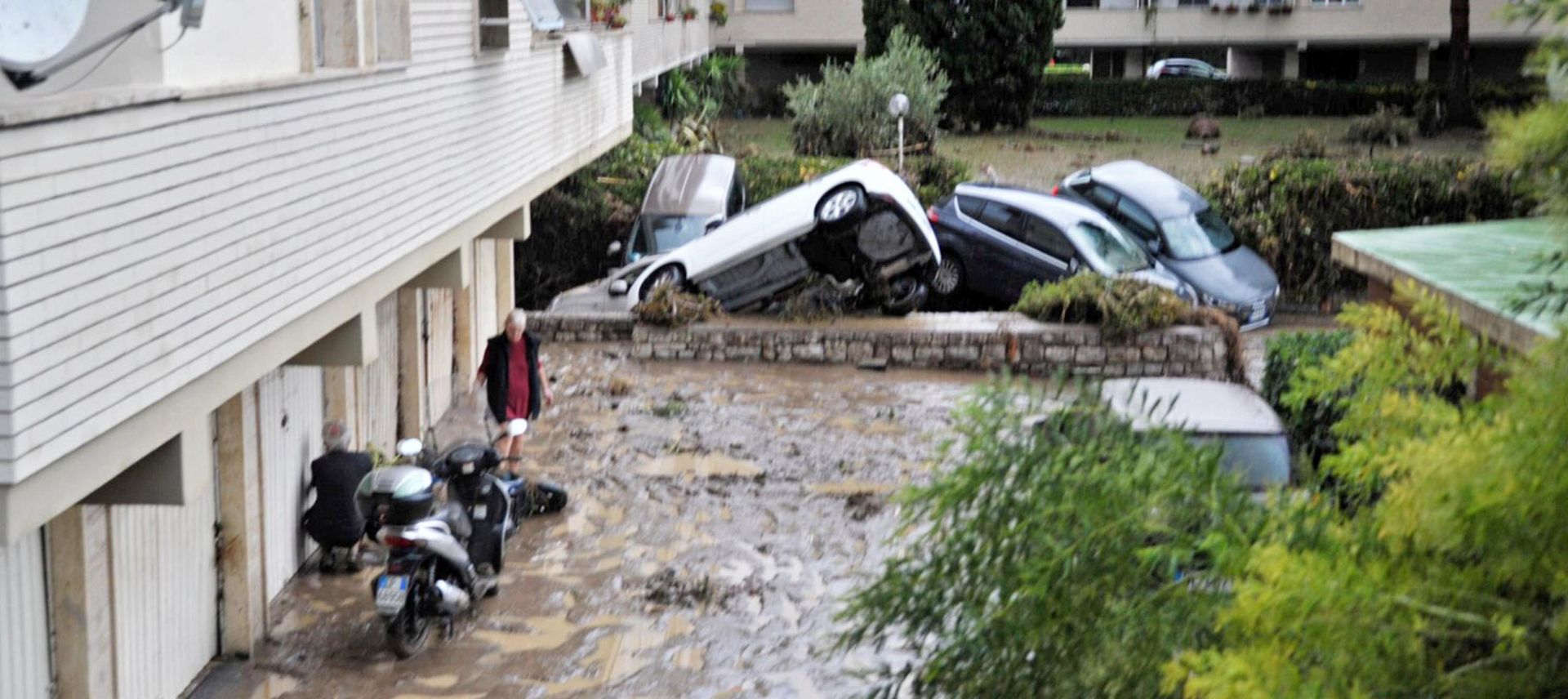 epa06195737 Cars that were taken with by floods sit in a ground floor in Livorno, Italy, 10 September 2017. According to reports, five people were found dead in a flooded basement after abundant rain.  EPA/ALESSIO NOVI BEST QUALITY AVAILABLE