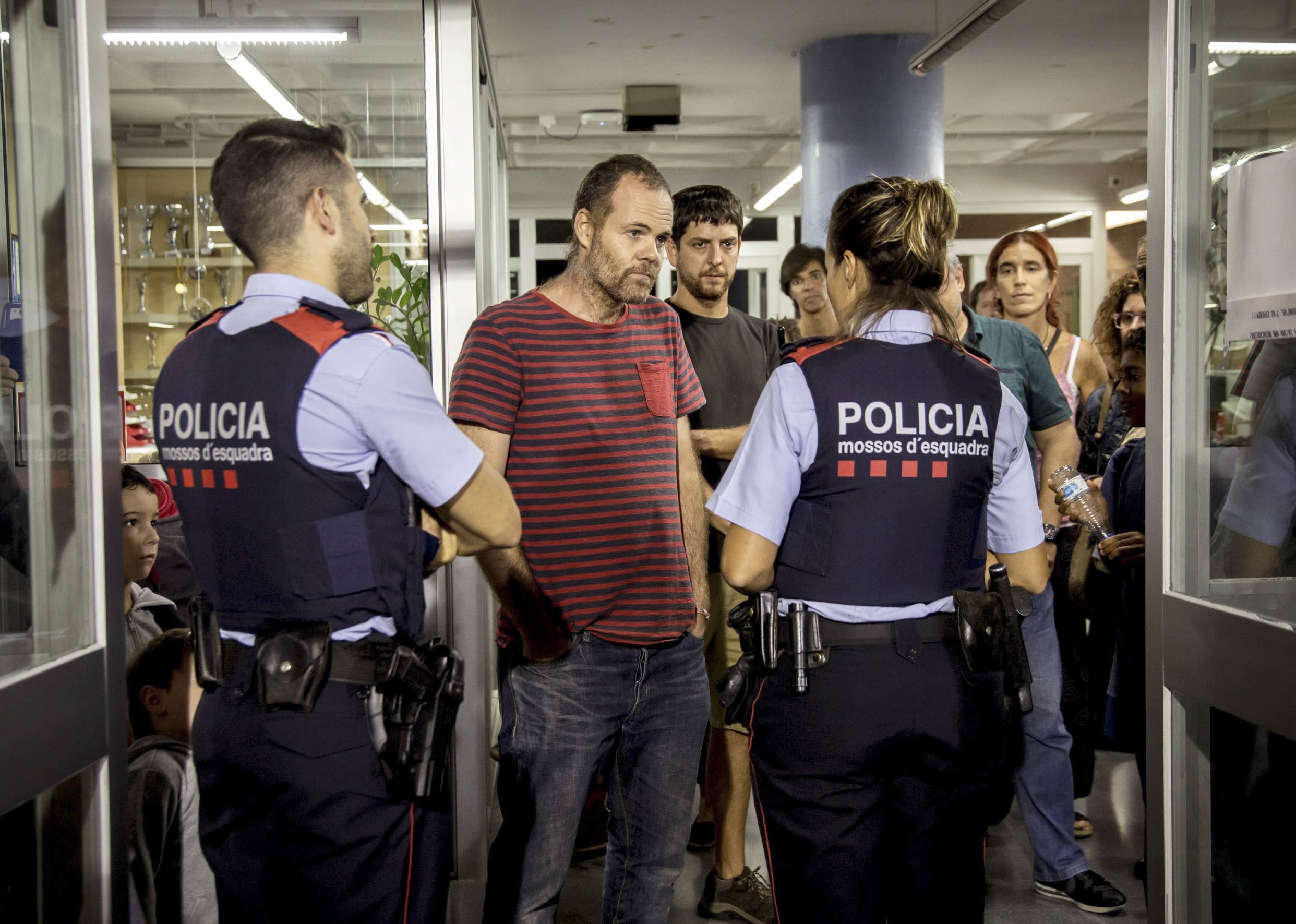epa06236155 Catalan regional police (Mossos d'Esquadra) arrive to the Escola Auro school to notify it must be closed from 06.00 am on Sunday, in Barcelona, northeastern Spain, 29 September 2017 (issued 30 September 2017). Hundreds of people have spent the night in different schools and civic centers designated by the regional Government to be polling stations for the '1-O Referendum' in an attempt to prevent the police from avoid their use, as the Superior Court of Justice of Catalonia ordered. Catalonian Government has planned a total of 2,315 polling stations and 6,249 officials in charge of them in all the region, as well as some 7,235 people in charge of securing the chances to vote to some 5,343.358 Catalans. Until the date, the Catalan police (Mossos d'Esquadra) has checked some 1,300 polling stations, of which 163 have been occupied at the moment, meaning a 12 per cent of the total number.  EPA/Enric Fontcuberta  EPA-EFE/Biel Alino
