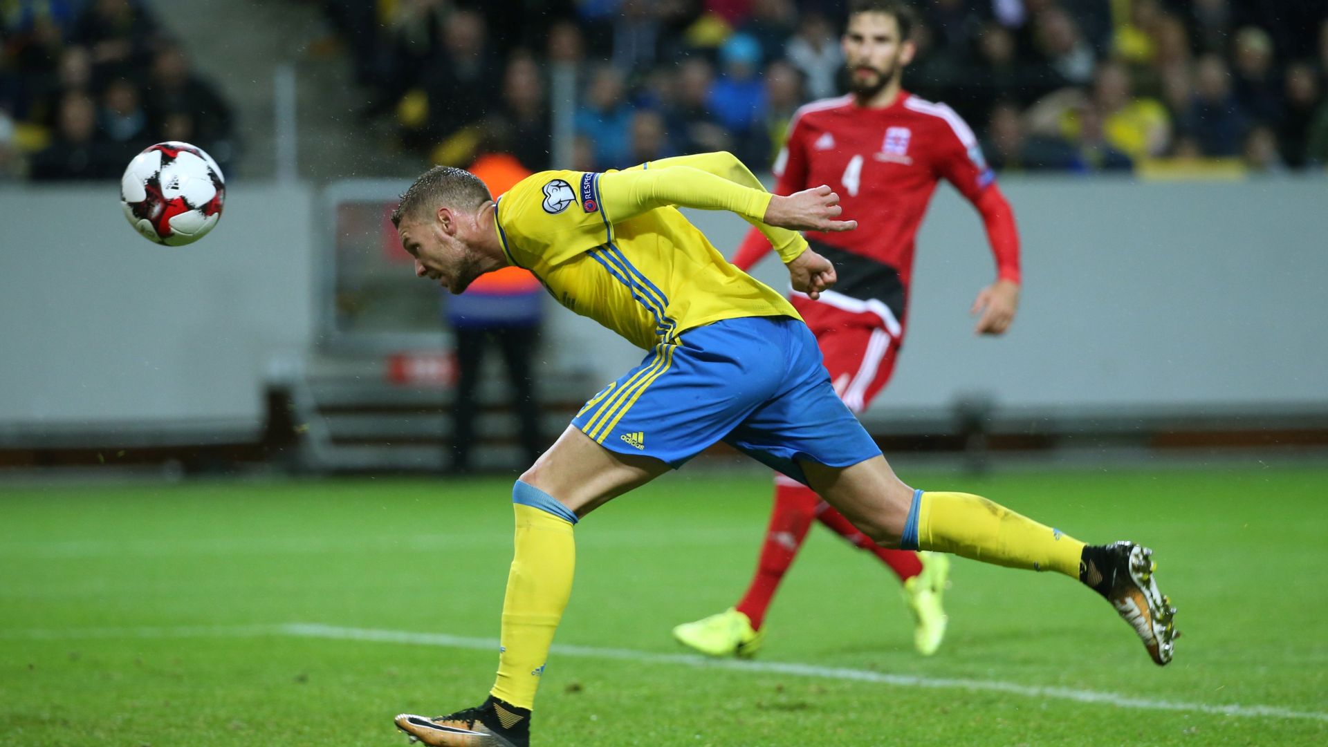 epa06250776 Sweden's Marcus Berg heads the ball to score during the FIFA World Cup 2018 group A qualifying match between Sweden and Luxembourg at Friends Arena in Solna, Sweden, 07 October 2017.  EPA/SOREN ANDERSSON SWEDEN OUT