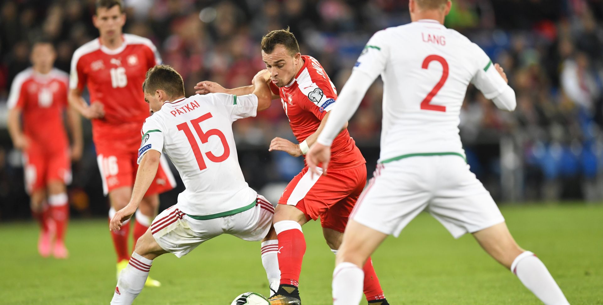 epa06251037 Switzerland's Xherdan Shaqiri (C) fights for the ball with Hungary's Mate Patkai (L) and Adam Lang during the 2018 FIFA World Cup Group B qualification soccer match between Switzerland and Hungary in the St. Jakob-Park stadium in Basel, Switzerland, 07 October 2017.  EPA/GIAN EHRENZELLER
