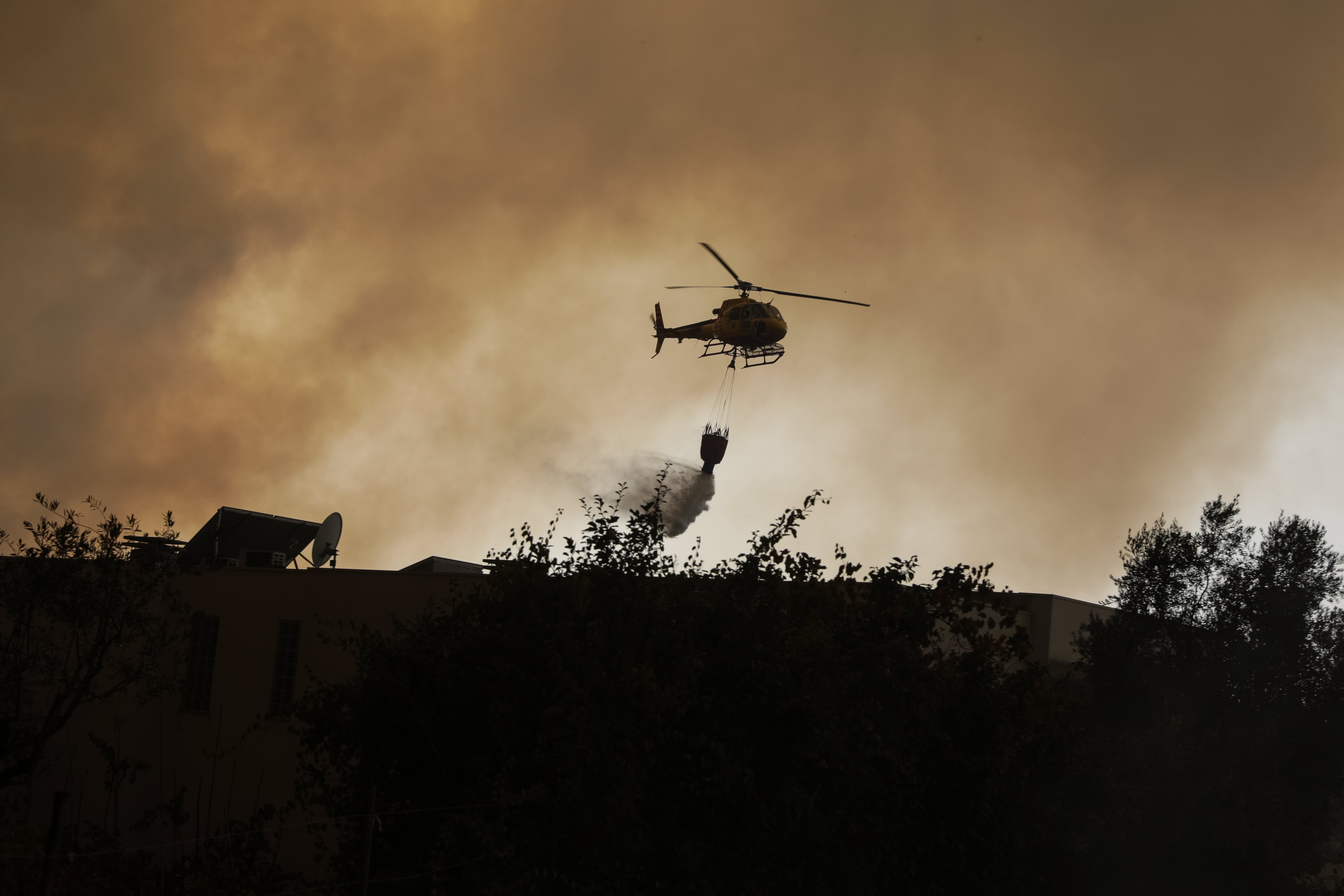 epa06267753 A helicopter fights a forest fire in Vila Cha, Lousa, Portugal, 15 October 2017. The National Civil Protection Authority (ANPC) said it 'was the worst day of the year in terms of fires,' having exceeded 300 forest fires.  EPA/PAULO NOVAIS