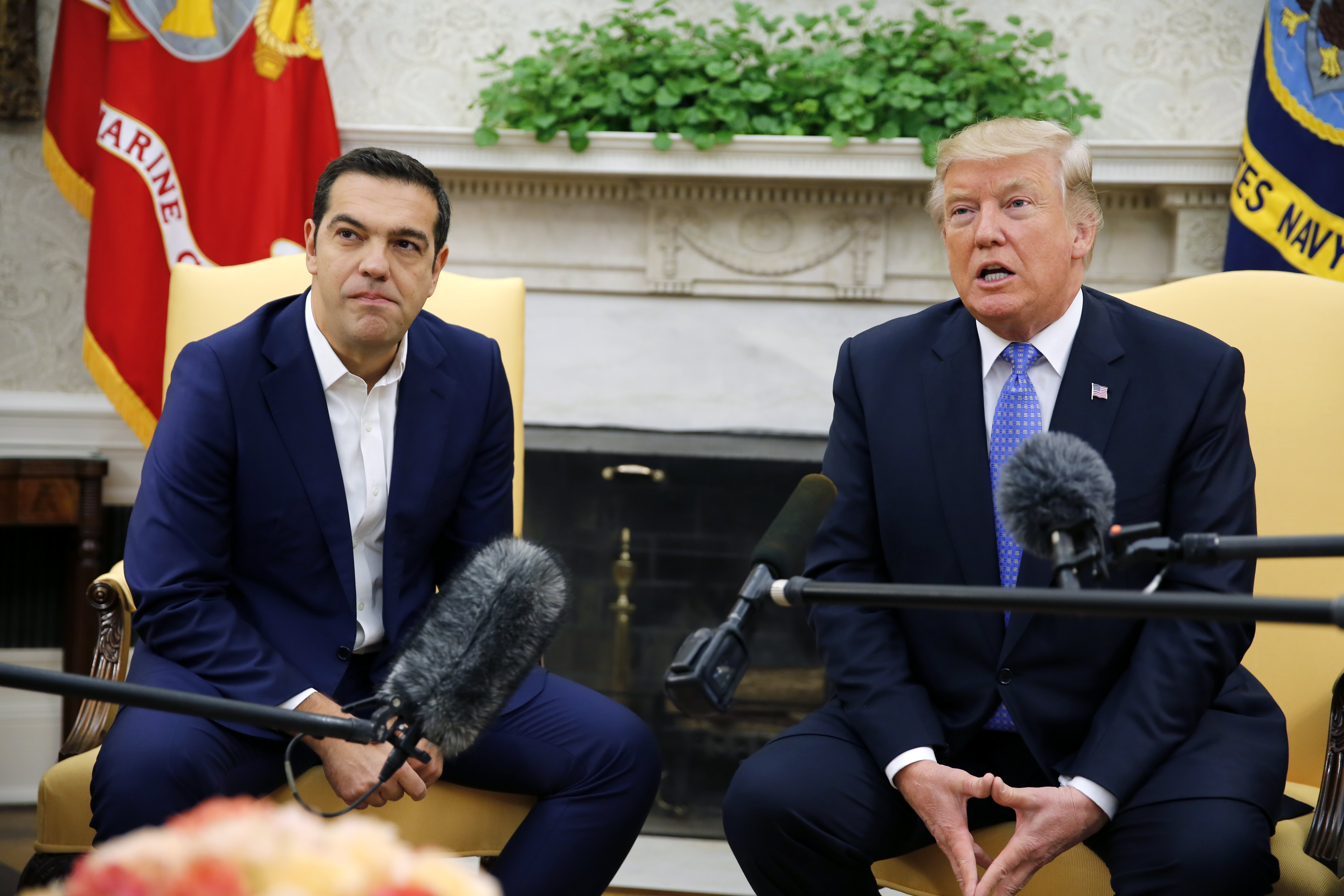 epa06271531 US President Donald J. Trump meets with Greek Prime Minister Alexis Tsipras in the Oval Office of the White House, in Washington, DC, USA, 17 October 2017.  EPA/Martin H. Simon / POOL