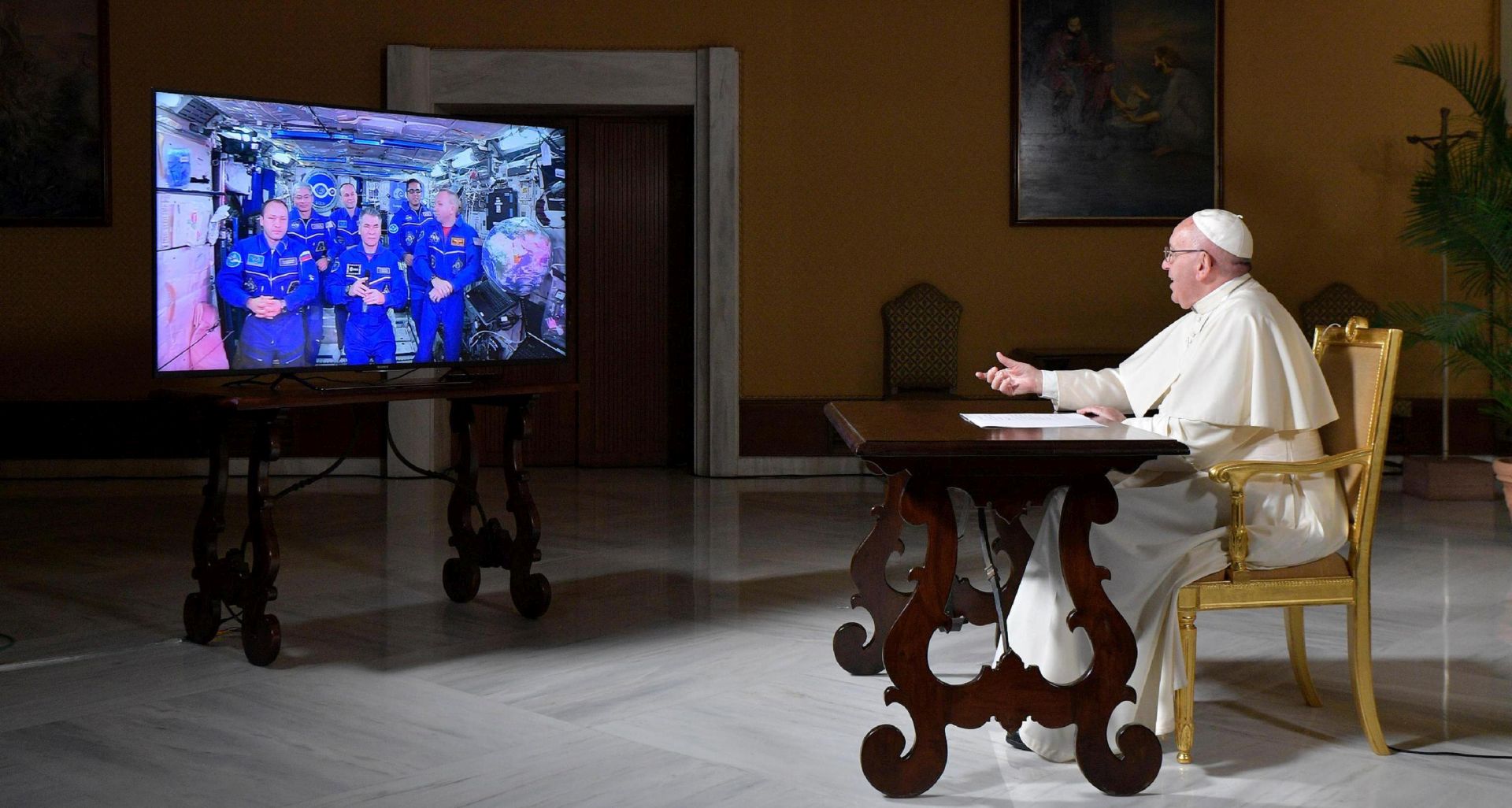 epa06290907 A handout picture provided by the Vatican newspaper L'Osservatore Romano on 26 October 2017 shows Pope Francis (R) communicating by a live audiovisual connection with the crew of Mission 53 (L, on screen) aboard the International Space Station (ISS), in flight some 400 kilometers above the Earth, at the Vatican, Vatican City, 26 October 2017.  EPA/OSSERVATORE ROMANO/HANDOUT  HANDOUT EDITORIAL USE ONLY/NO SALES