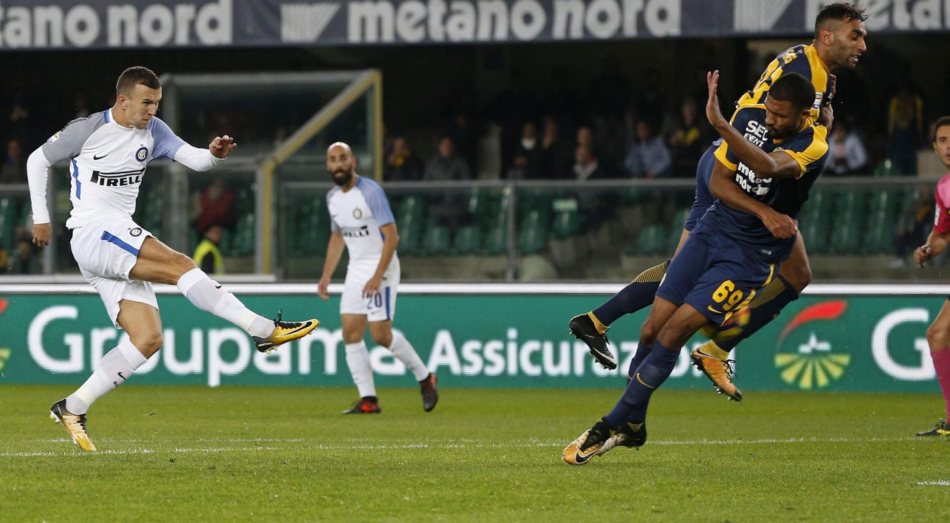 epa06298964 Inter's Ivan Perisic (L) scores a goal during the Italian Serie A soccer match between Hellas Verona FC and Inter FC at Bentegodi stadium in Verona, Italy, 30 October 2017.  EPA/SIMONE VENEZIA