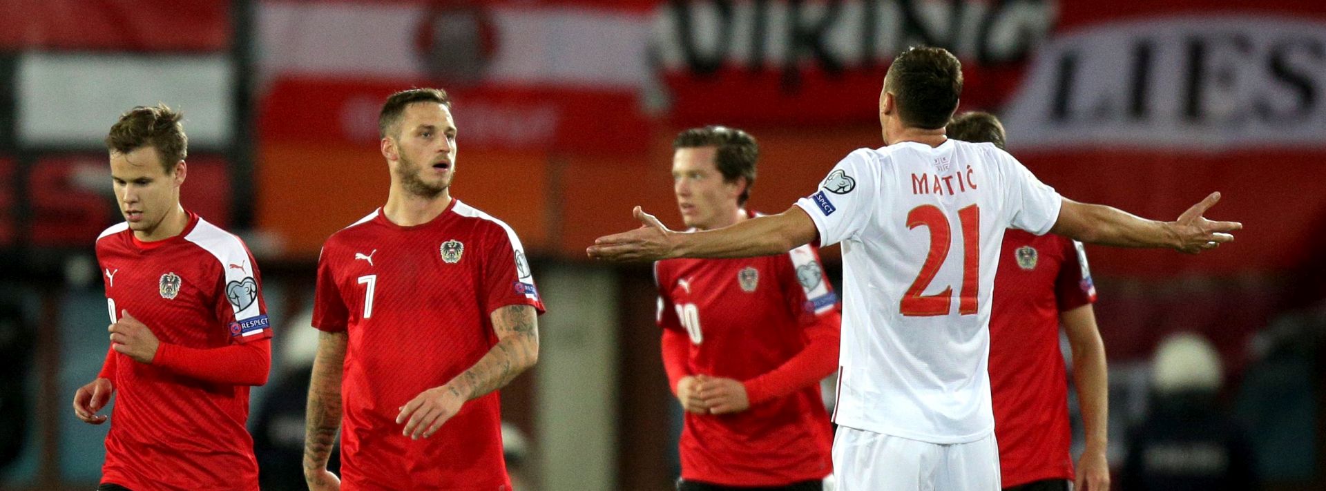 epa06249168 Nemanja Matic (R) of Serbia reacts after Marko Arnautovic (2-L) of Austria scored a goal during the FIFA World Cup 2018 Group D qualifying soccer match between Austria and Serbia at the Ernst Happel Stadium in Vienna, Austria, 06 October 2017.  EPA/LISI NIESNER