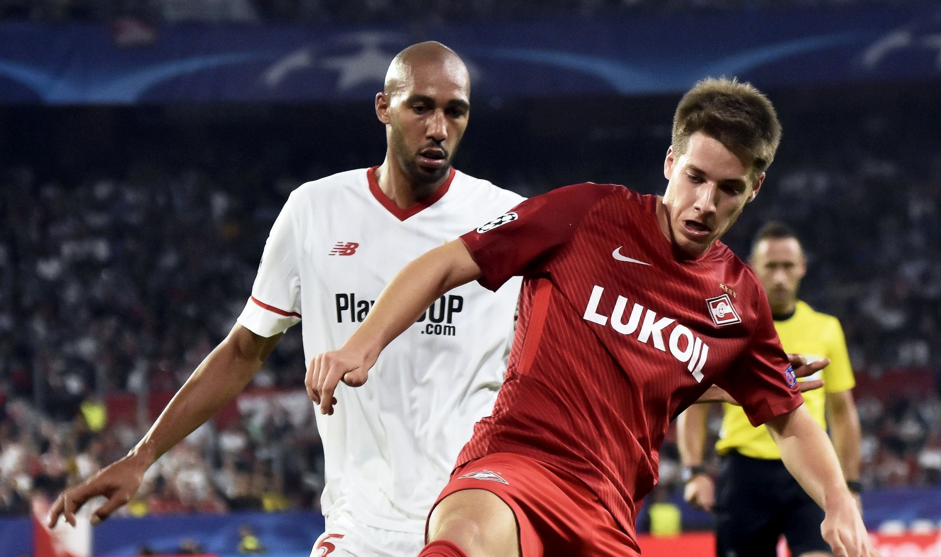 epa06302864 Spartak Moscow's midfielder Mario Pasalic (R) in action against Sevilla's French midfielder Steven N'Zonzi (L) during the UEFA Champions League group E soccer match between Sevilla FC and Spartak Moscow at the Sanchez Pizjuan stadium in Seville, Spain, 01 November 2017.  EPA/RAUL CARO