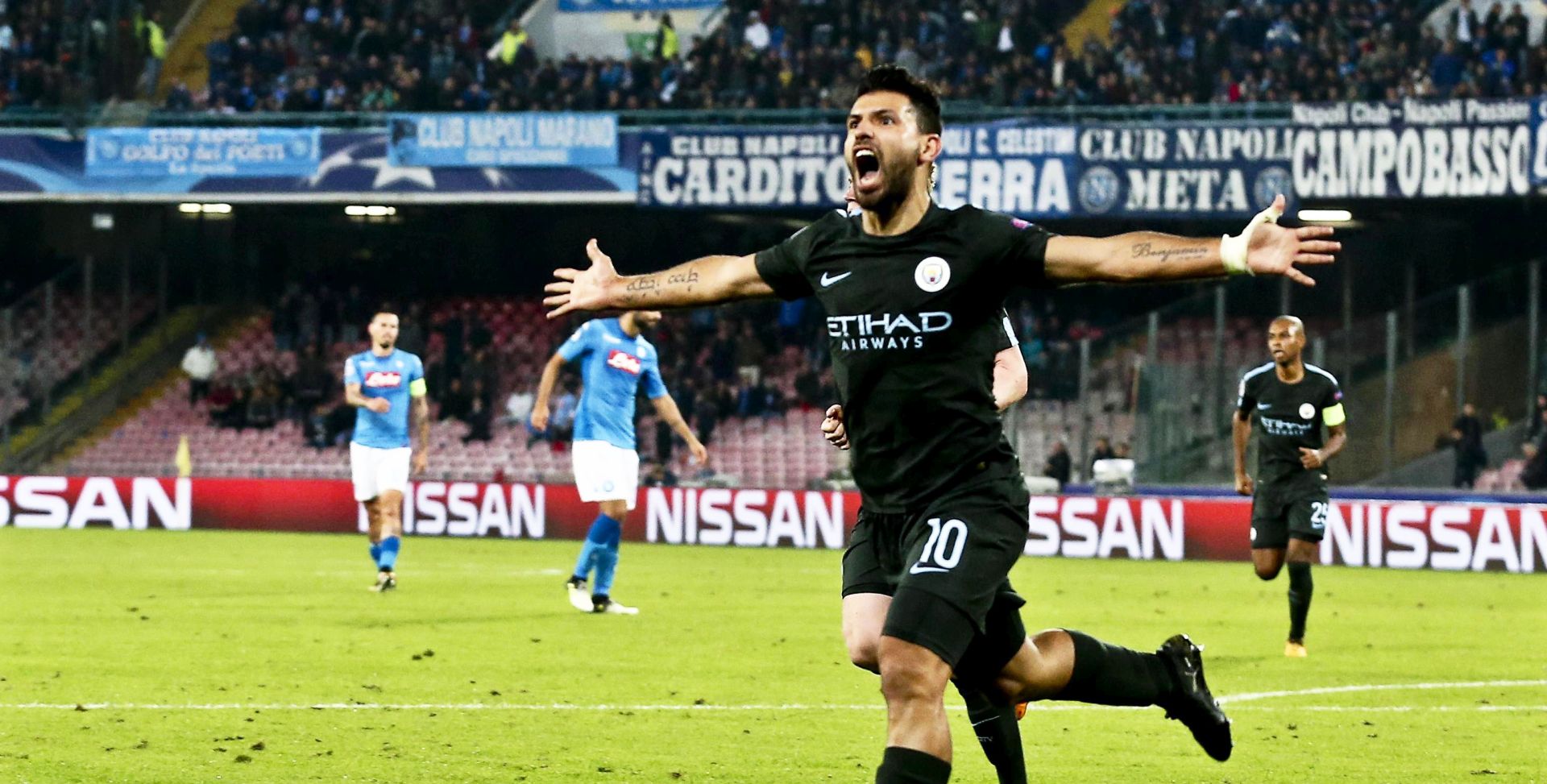 epa06302869 Manchester City's Sergio Aguero celebrates after scoring the 3-2 lead during the UEFA Champions League group F soccer match between SSC Napoli and Manchester City at San Paolo stadium in Naples, Italy, 01 November 2017.  EPA/CIRO FUSCO