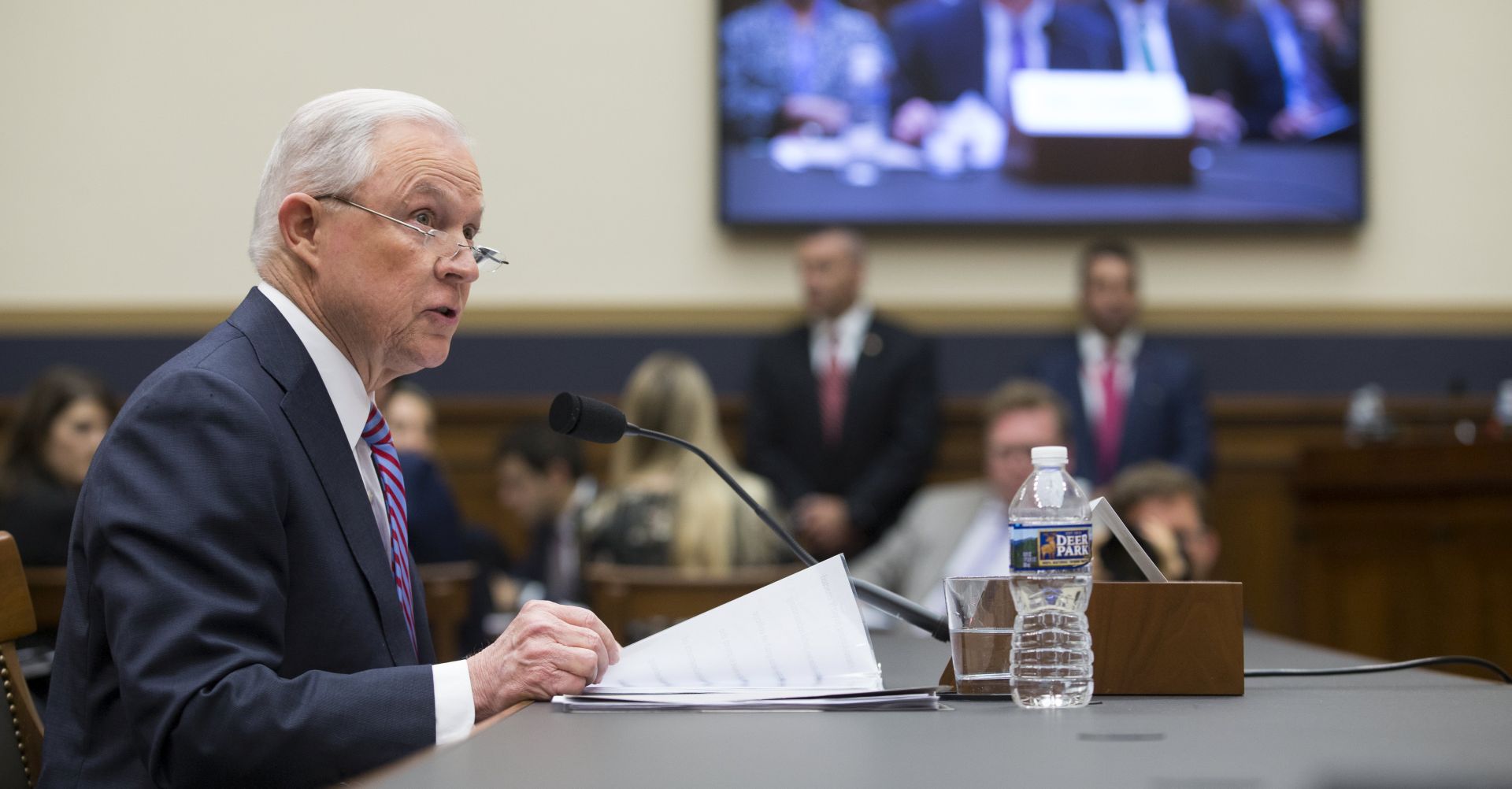 epa06328849 US Attorney General Jeff Sessions testifies before the House Judiciary Committee hearing on oversight of the Justice Department on Capitol Hill in Washington, DC, USA, 14 November 2017.  EPA/MICHAEL REYNOLDS