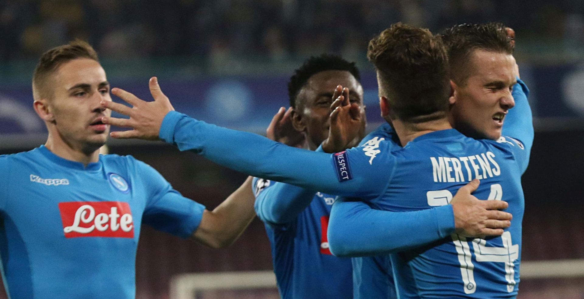 epa06343029 Napoli's Piotr Zielinski (R) celebrates with teammates after scoring a goal during the UEFA Champions League Group F soccer match between SSC Napoli and Shakhtar Donetsk at the San Paolo stadium in Naples, Italy, 21 November 2017.  EPA/CESARE ABBATE