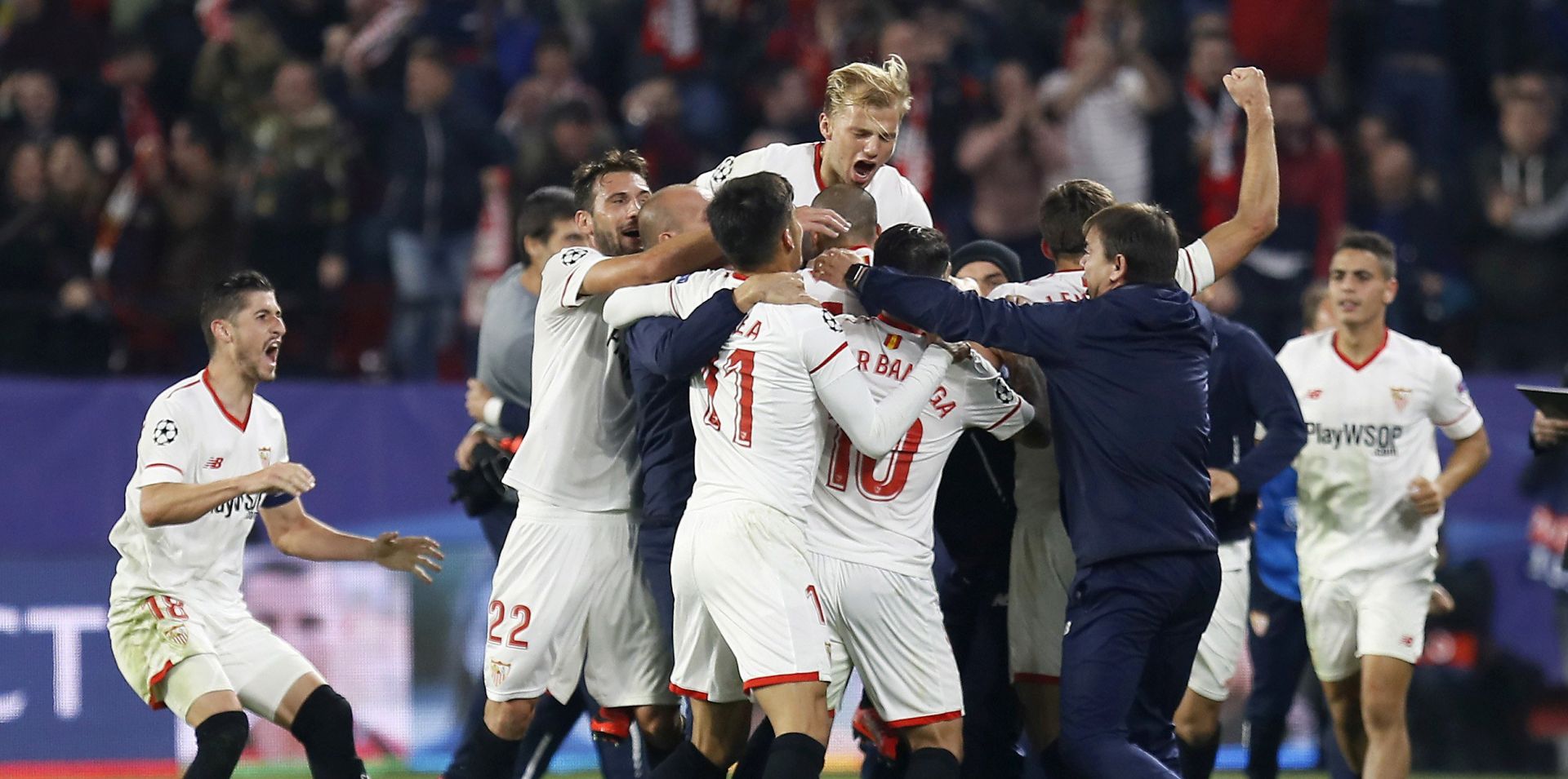epa06343027 Sevilla's players celebrate the 3-3 equalizer during the UEFA Champions League group stage match between Sevilla FC and Liverpool FC in Seville, Spain, 21 November 2017.  EPA/JOSE MANUEL VIDAL