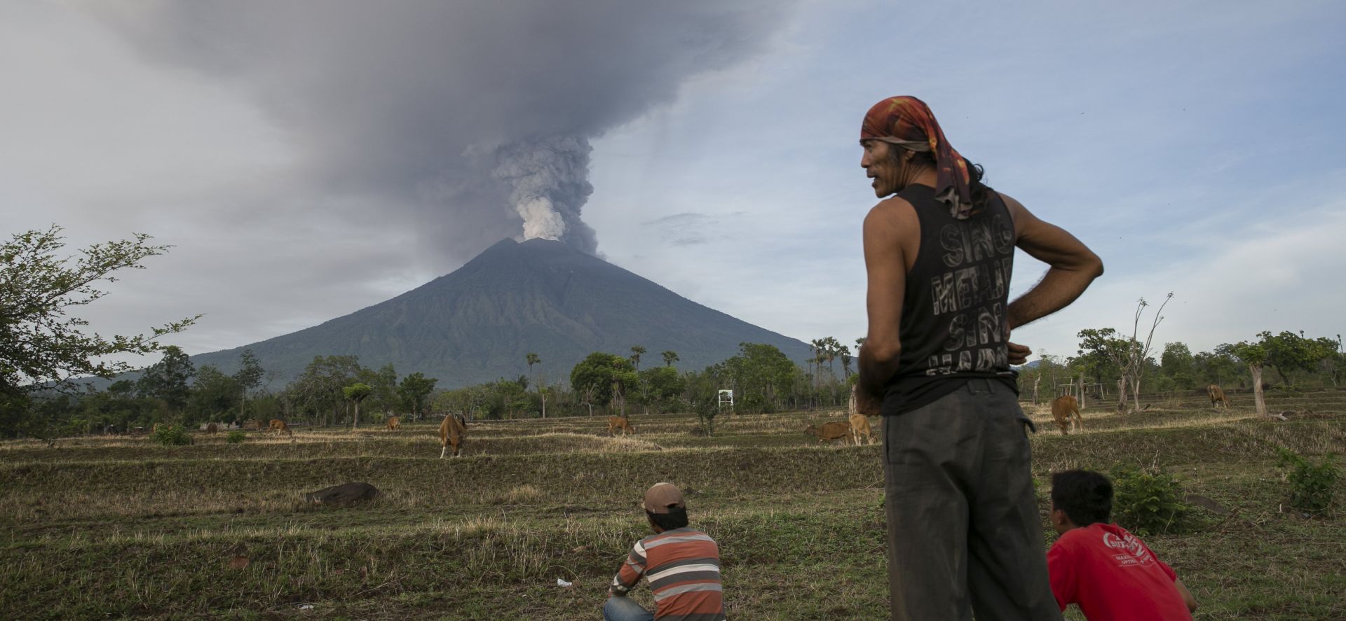 epa06353156 The Mount Agung volcano spews hot volcanic ash, as seen from Datah, Karangasem, Bali, Indonesia, 27 November 2017. According to media reports, the Indonesian national board for disaster management raised the alert for the Mount Agung volcano to the highest status and closed the Ngurah Rai International Airport in Bali due to the ash cloud rising from the volcano.  EPA/MADE NAGI