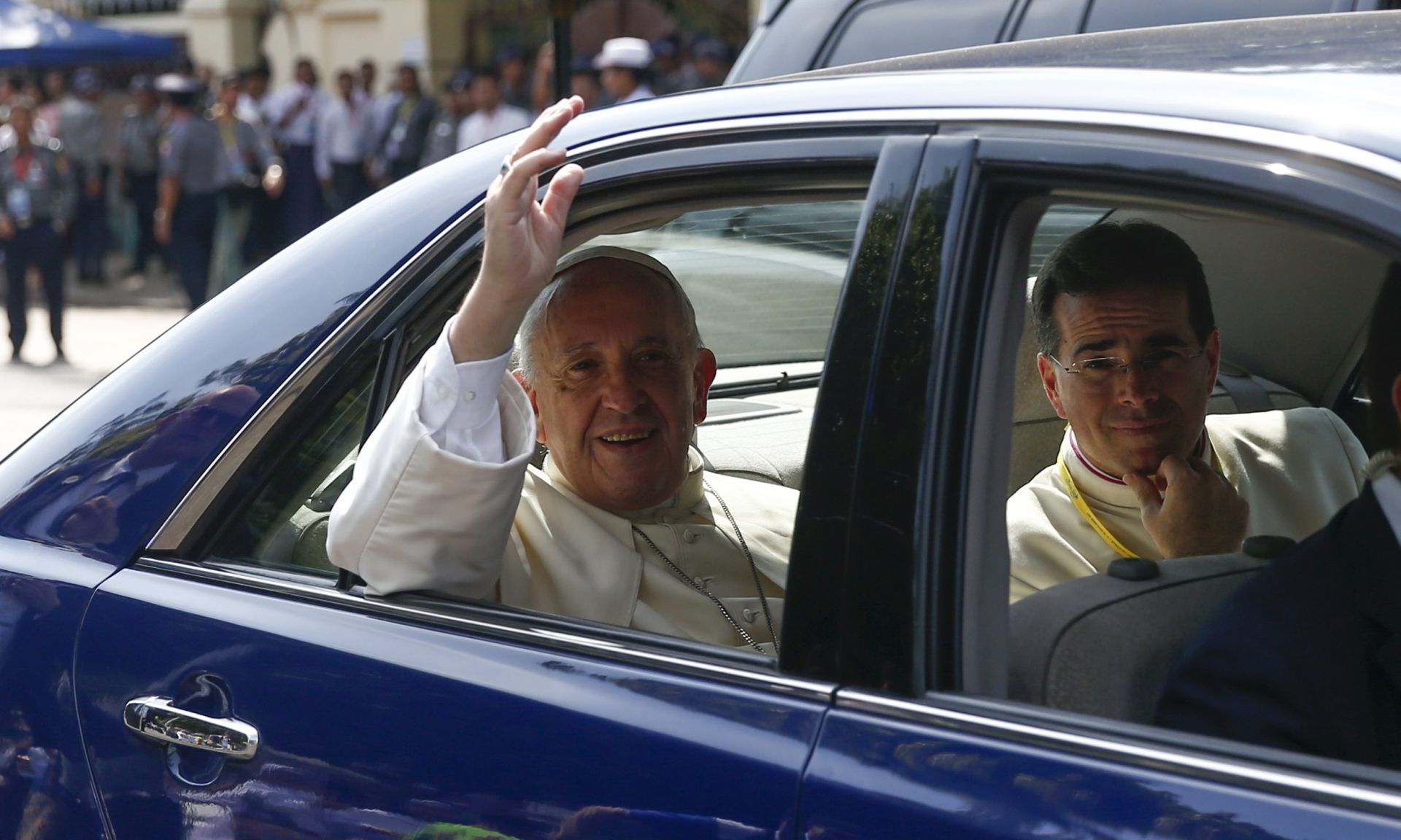epa06354831 Pope Francis (L) waves from the vehicle as he leaves Archbishop's house to depart capital Naypyitaw, Yangon, Myanmar, 28 November 2017. Pope Francis' visit in Myanmar and Bangladesh runs from 27 November to 02 December 2017.  EPA/LYNN BO BO