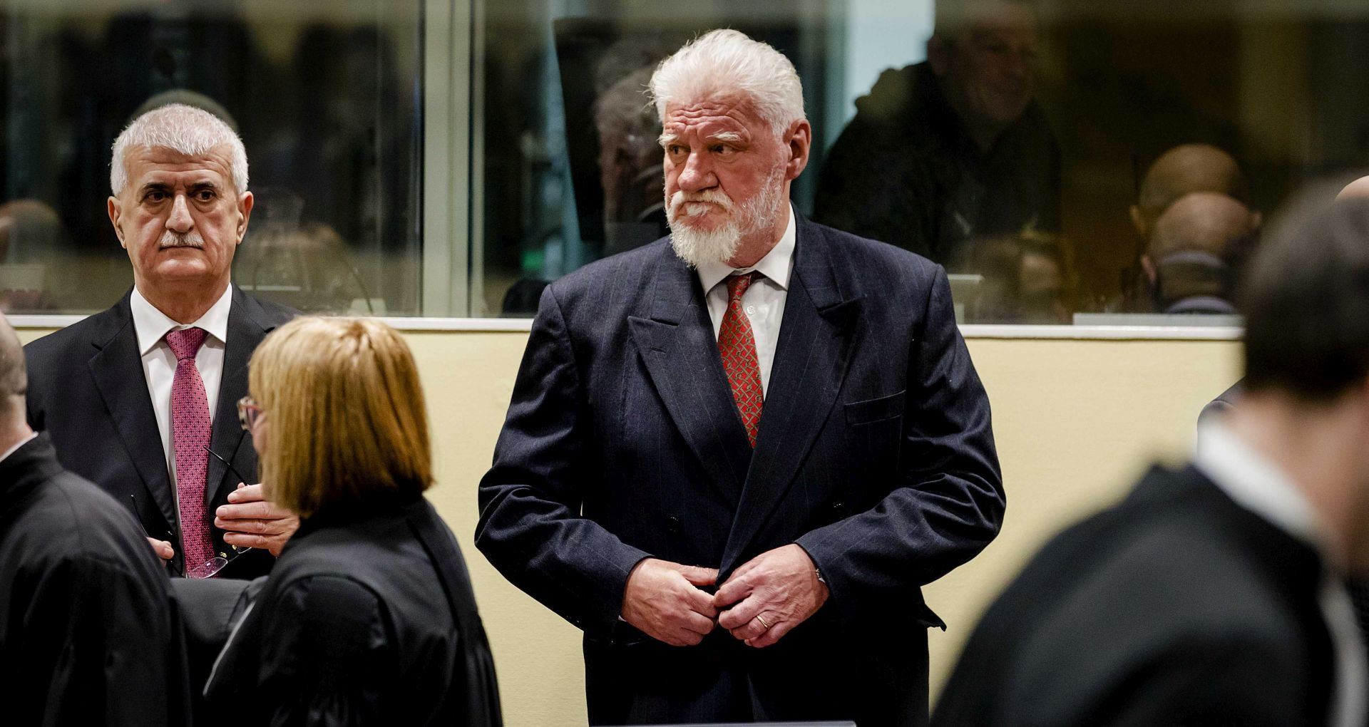 epa06357212 Bosnian Croat, Slobodan Praljak (C) enters the court in The Hague, The Netherlands, 29 November 2017, prior to the appeals judgement in the International Criminal Tribunal for the former Yugoslavia (ICTY), for war crimes committed during the bloody break-up of Yugoslavia.  EPA/ROBIN VAN LONKHUIJSEN / POOL