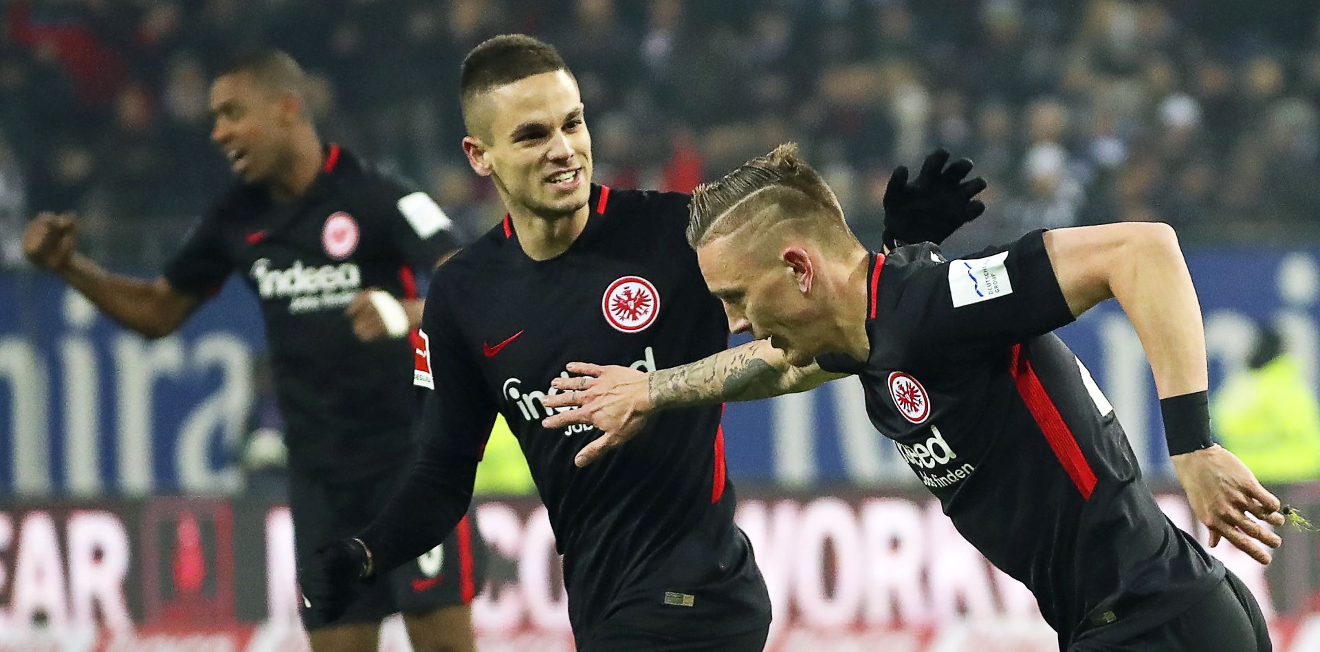 epa06385758 Frankfurt's Marius Wolf (R) celebrates with his teammate Mijat Gacinovic (C) after scoring the 1-1 equalizer during the German Bundesliga soccer match between Hamburg SV and Eintracht Frankfurt in Hamburg, Germany, 12 December 2017.  EPA/SRDJAN SUKI (EMBARGO CONDITIONS - ATTENTION: Due to the accreditation guidelines, the DFL only permits the publication and utilisation of up to 15 pictures per match on the internet and in online media during the match.)