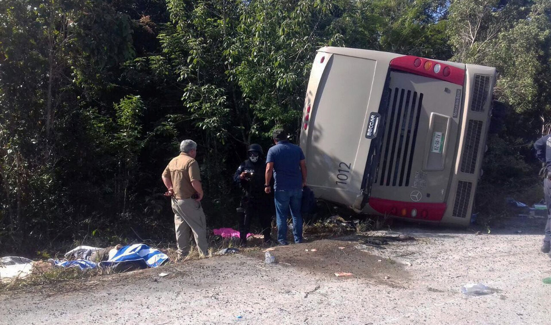epa06399358 General view of a crashed bus at the Chetumal-Mahahual highway, in Mahahual, Mexico, 19 December 2017. Eleven people have died and 15 have been reported injured after the accident of the bus carrying 31 passengers who arrived in the area from a cruise ship, authorities informed.  EPA/STR