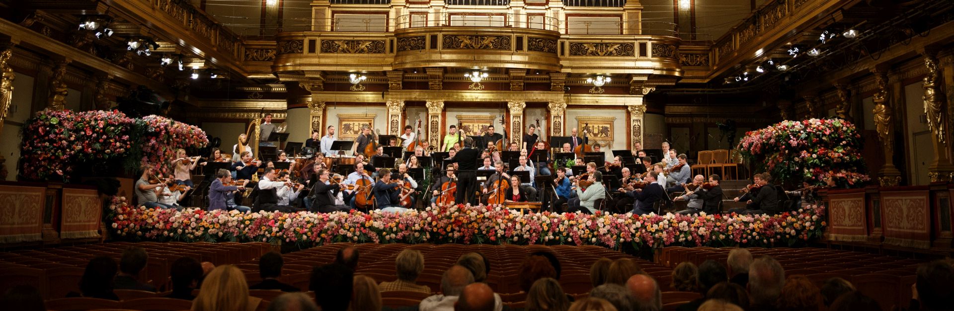 epa06409374 A general view of a rehearsal of the Vienna Philharmonic New Year's Concert 2018 at the Musikverein Concert Hall with Italian conductor Riccardo Muti  (C) in Vienna, Austria, 29 December 2017. The traditional concert is staged every year on 01 January.  EPA/FLORIAN WIESER