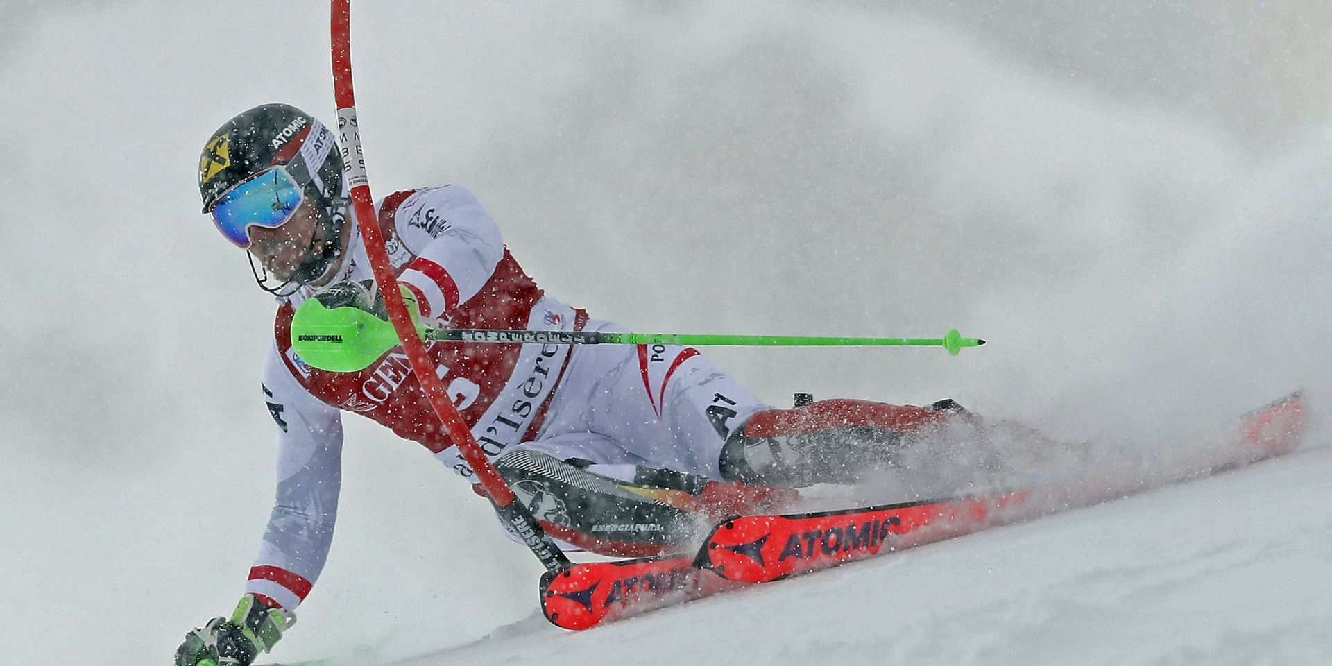 epa06380607 Marcel Hirscher of Austria in action during the first run of the men's Slalom race at the FIS Alpine Skiing World Cup in Val D'Isere, France, 10 December 2017.  EPA/GUILLAUME HORCAJUELO