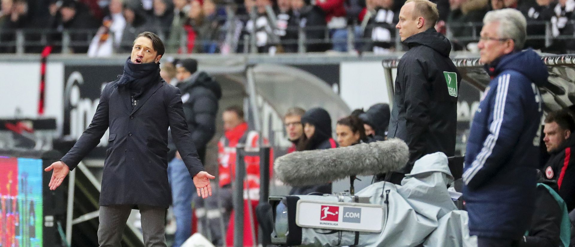 epa06379097 Frankfurt's head coach Niko Kovac (L) reacts during the German Bundesliga soccer match between Eintracht Frankfurt and FC Bayern Munich in Frankfurt Main, Germany, 09 December 2017.  EPA/ARMANDO BABANI EMBARGO CONDITIONS - ATTENTION: Due to the accreditation guidelines, the DFL only permits the publication and utilisation of up to 15 pictures per match on the internet and in online media during the match.