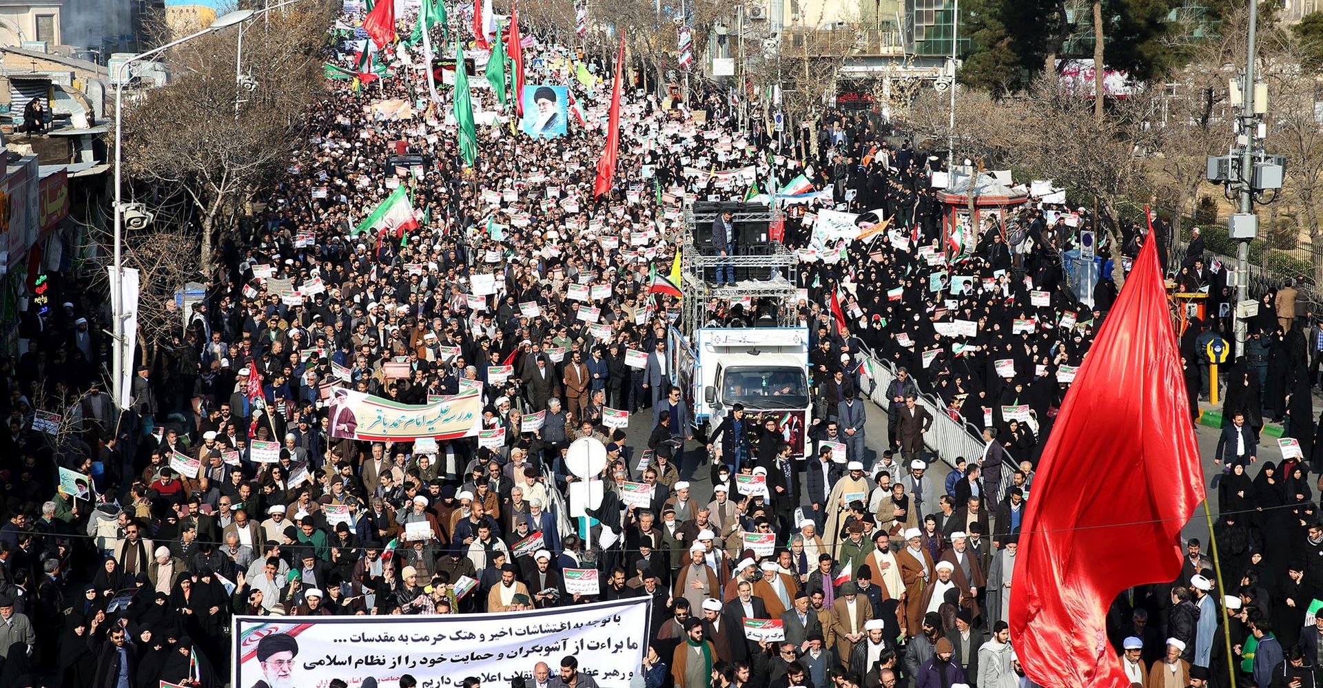 epa06416211 Iranians take part in a state organized rally against anti-government protests, in the city of Mashhad, 04 January 2018. Media reported that after several days of ongoing anti-regime protests in Iran, the country's Islamic leadership has now organized rallies nationwide. Hundreds of thousands took to the streets to demonstrate their support for the regime.  EPA/NIMA NAJAF ZADEH