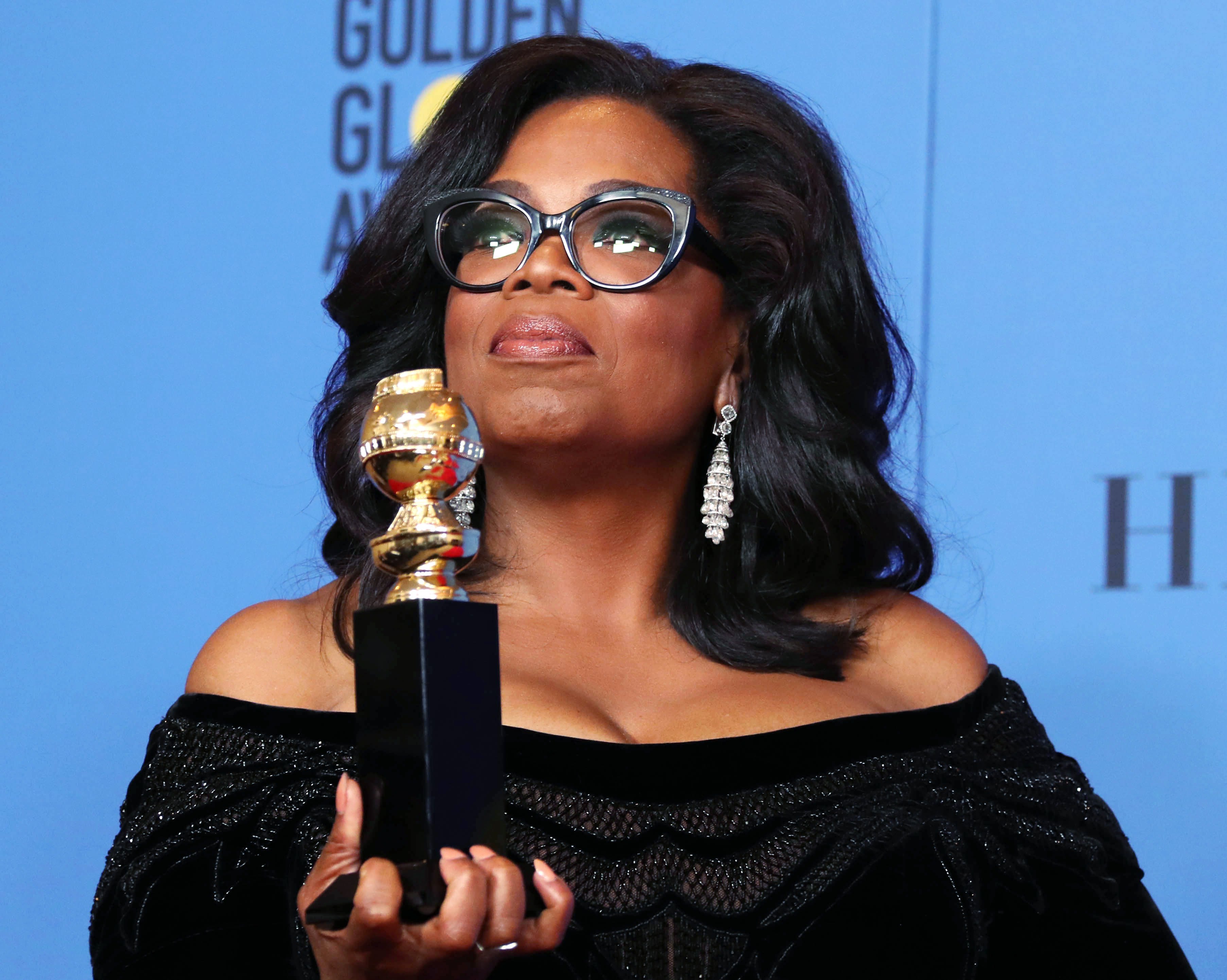 epa06424215 Oprah Winfrey holds the 2018 Golden Globe Cecil B. DeMille Award in the press room during the 75th annual Golden Globe Awards ceremony at the Beverly Hilton Hotel in Beverly Hills, California, USA, 07 January 2018.  EPA/MIKE NELSON
