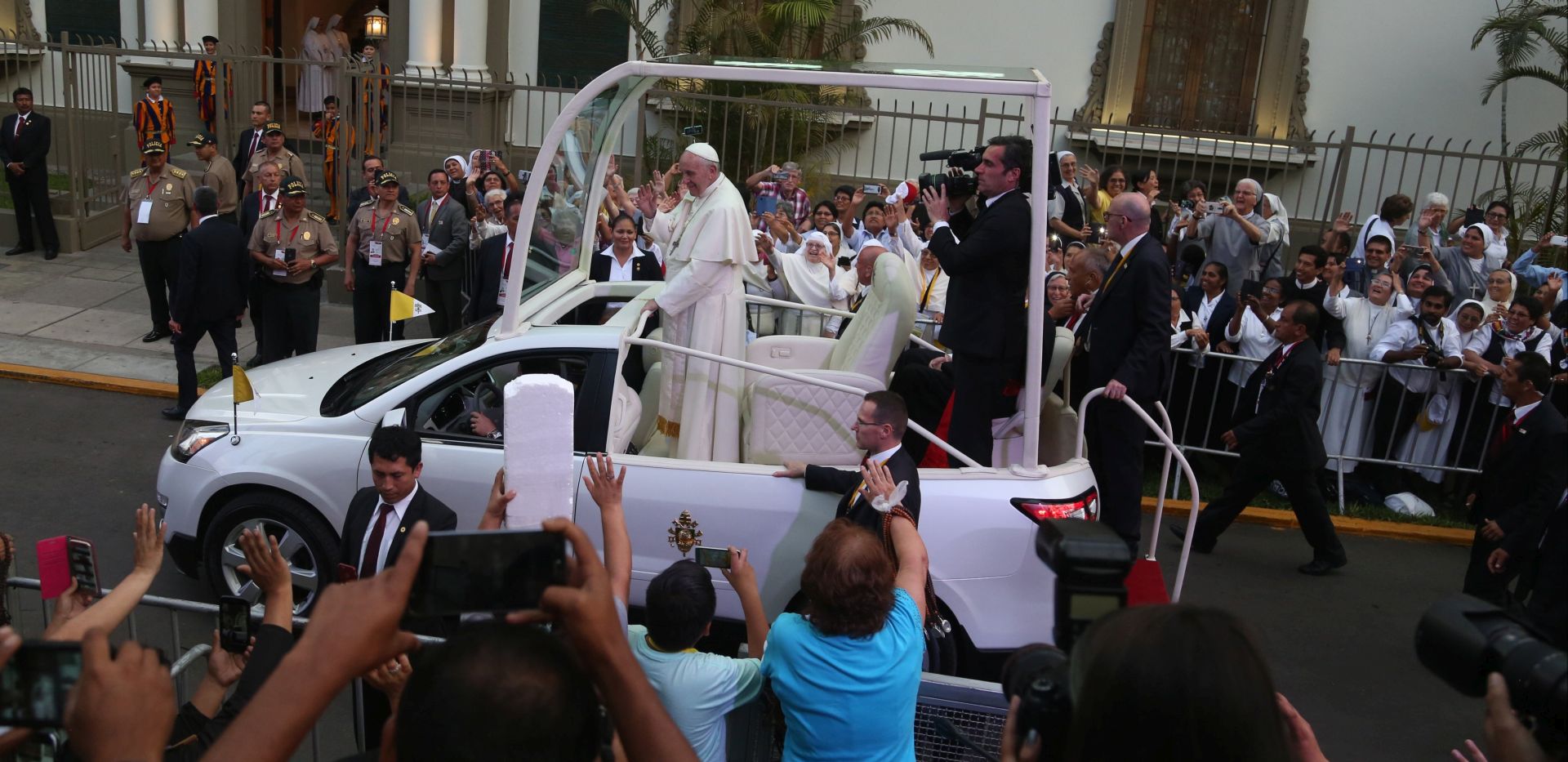 epa06452139 Pope Francis greets devotees at his arrival to the apostolic nunciature in Lima, Peru, 18 January 2018. The pontiff arrived in the Peruvian capital from Chile for a three day visit.  EPA/Sebastian Castaneda
