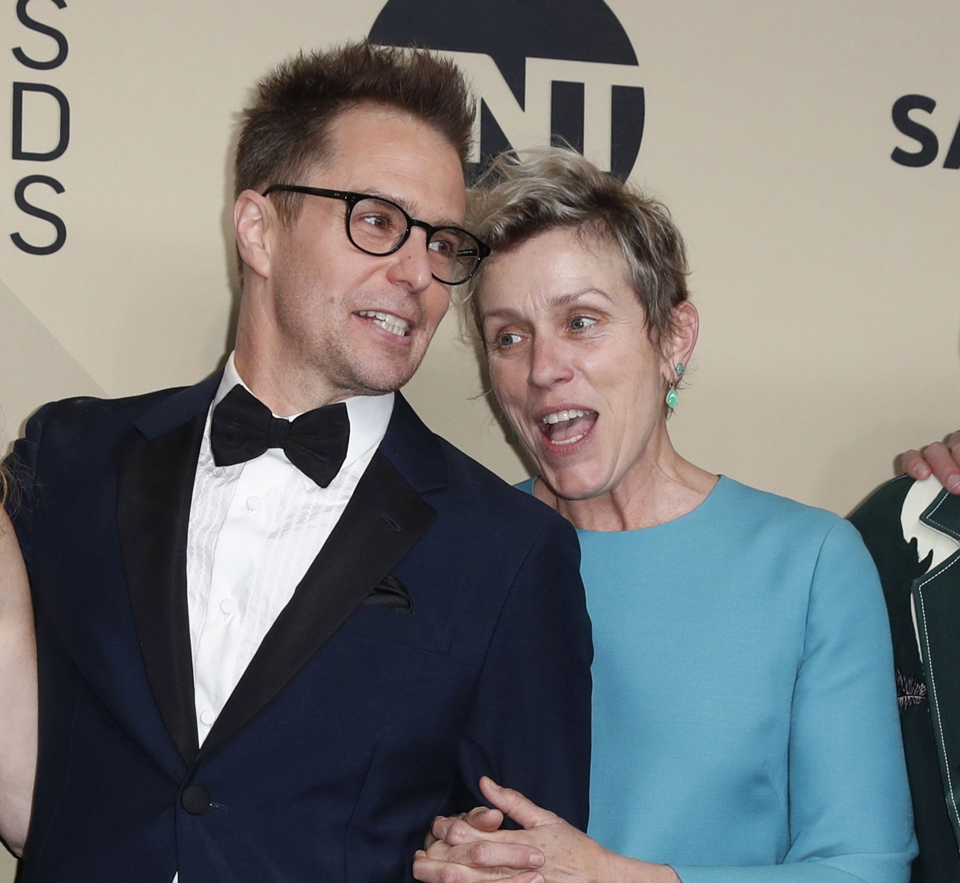 epa06463431 Sam Rockwell (L) and Frances McDormand (R), winners of Outstanding Performance by a Cast in a Motion Picture for 'Three Billboards Outside Ebbing, Missouri,' pose in the Press Room during the 24th annual Screen Actors Guild Awards ceremony at the Shrine Exposition Center in Los Angeles, California, USA, 21 January 2018. The SAG Awards honors the best achievements in film and television performances.  EPA/MIKE NELSON
