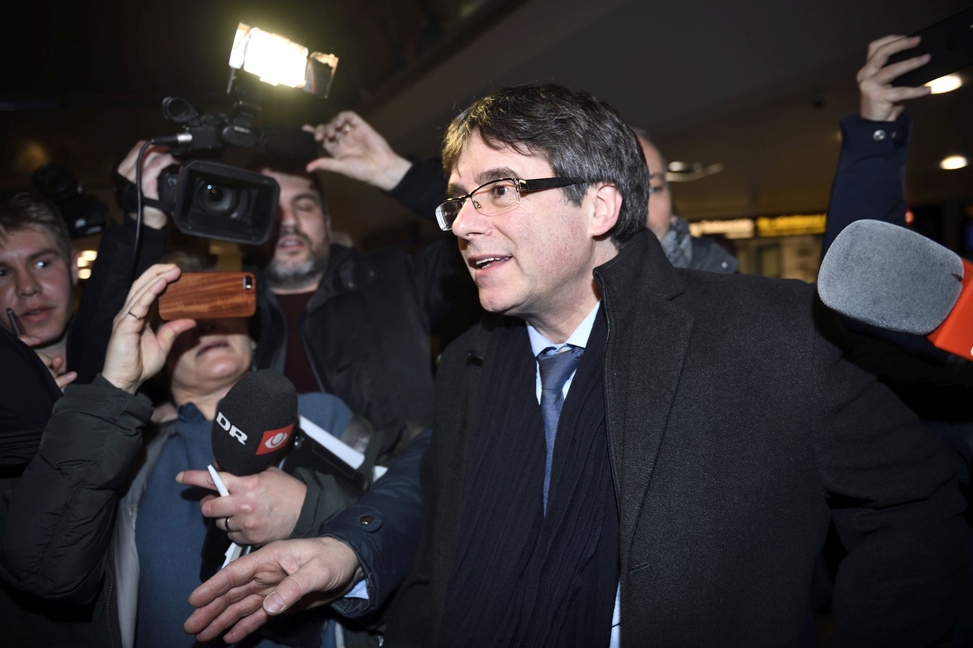 epa06463941 Former Catalan President Carles Puigdemont arrives at Copenhagen Airport, Dernmark, 22 January 2018. The Spanish state prosecutor office announced a day earlier that it will issue a European arrest warrent if the former Catalonian President left Beligum, which he is in exhile since the failed secession referendum for Catalonia in October 2017.  EPA/TARIQ MIKKEL KHAN  DENMARK OUT