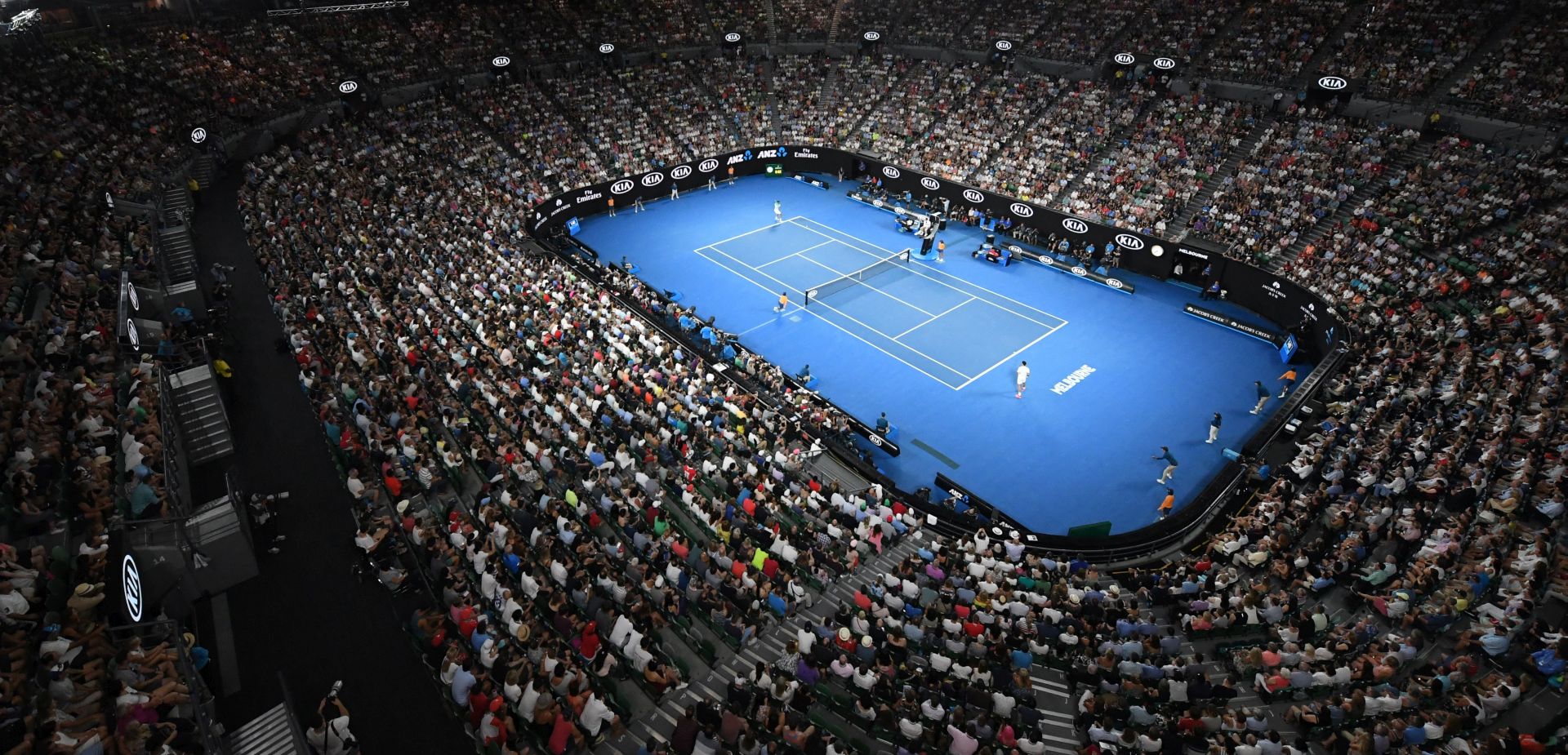 epa06480047 General view of Rod Laver Arena with the roof closed during play between Marin Cilic of Croatia against Roger Federer of Switzerland during the mens final on day fourteen of the Australian Open tennis tournament, in Melbourne, Australia, 28 January 2018.  EPA/JULIAN SMITH AUSTRALIA AND NEW ZEALAND OUT