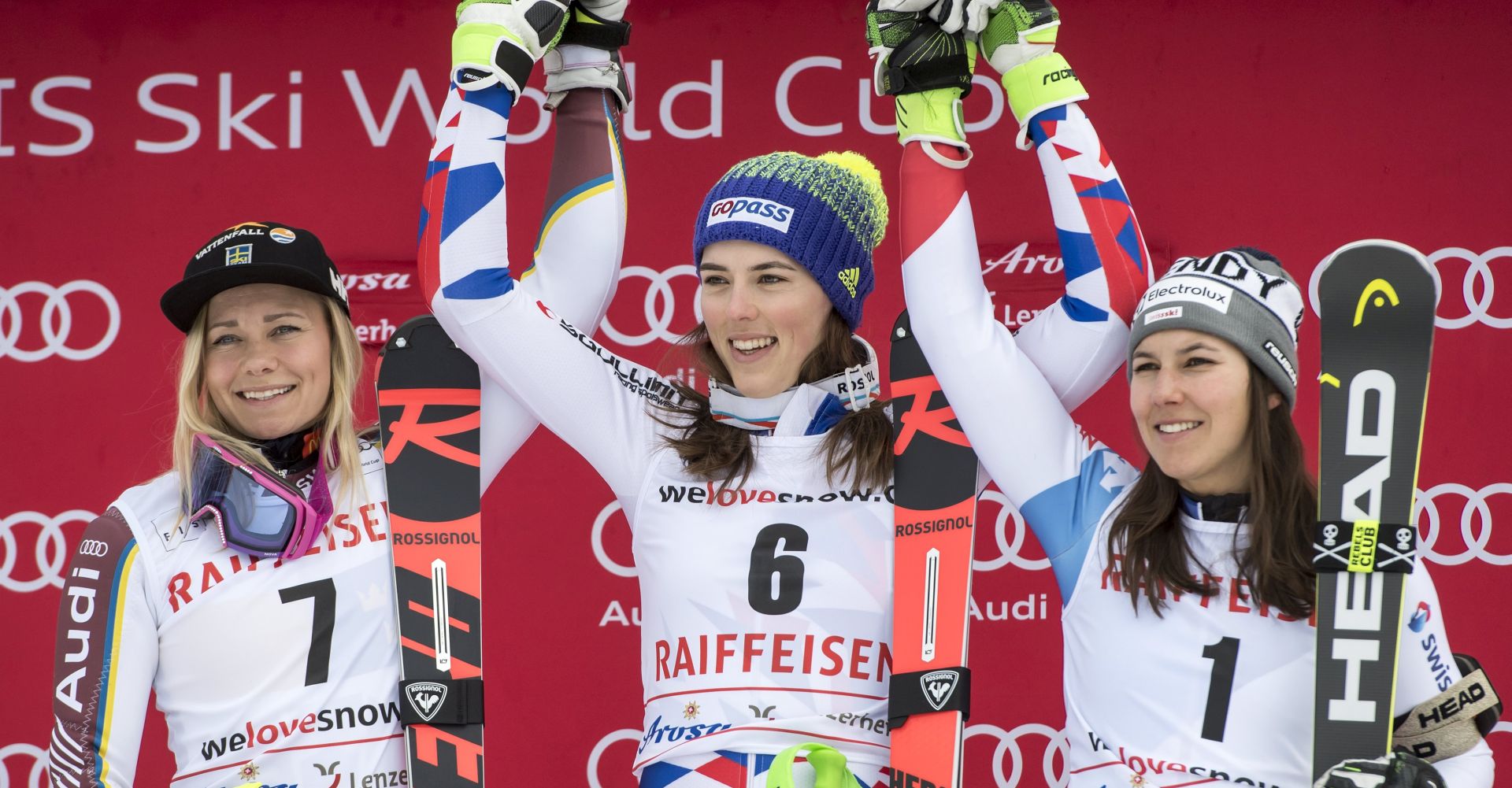 epa06481095 Winner Petra Vlhova of Slovakia (C) poses with second placed Frida Hansdotter (L) of Sweden and third placed Wendy Holdener of Switzerland celebrate on the podium for the Women's Slalom race at the FIS Alpine Skiing World Cup in Lenzerheide, Switzerland, 28 January 2018.  EPA/JEAN-CHRISTOPHE BOTT