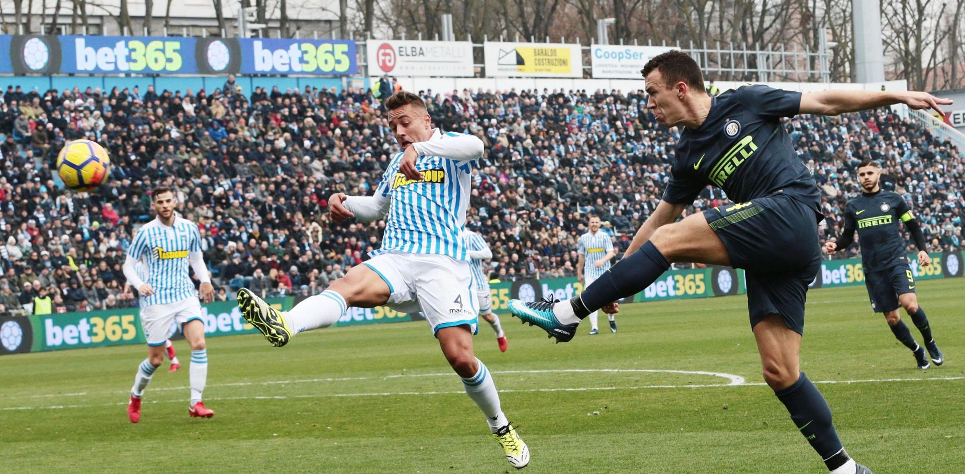 epa06481144 Spal's Thiago Cionek (L) and Inter's Ivan Perisic (R) in action during the Italian Serie A soccer match between Spal 2013 and Inter FC at Paolo Mazza Stadium in Ferrara, Italy, 28 January 2018.  EPA/SERENA CAMPANINI