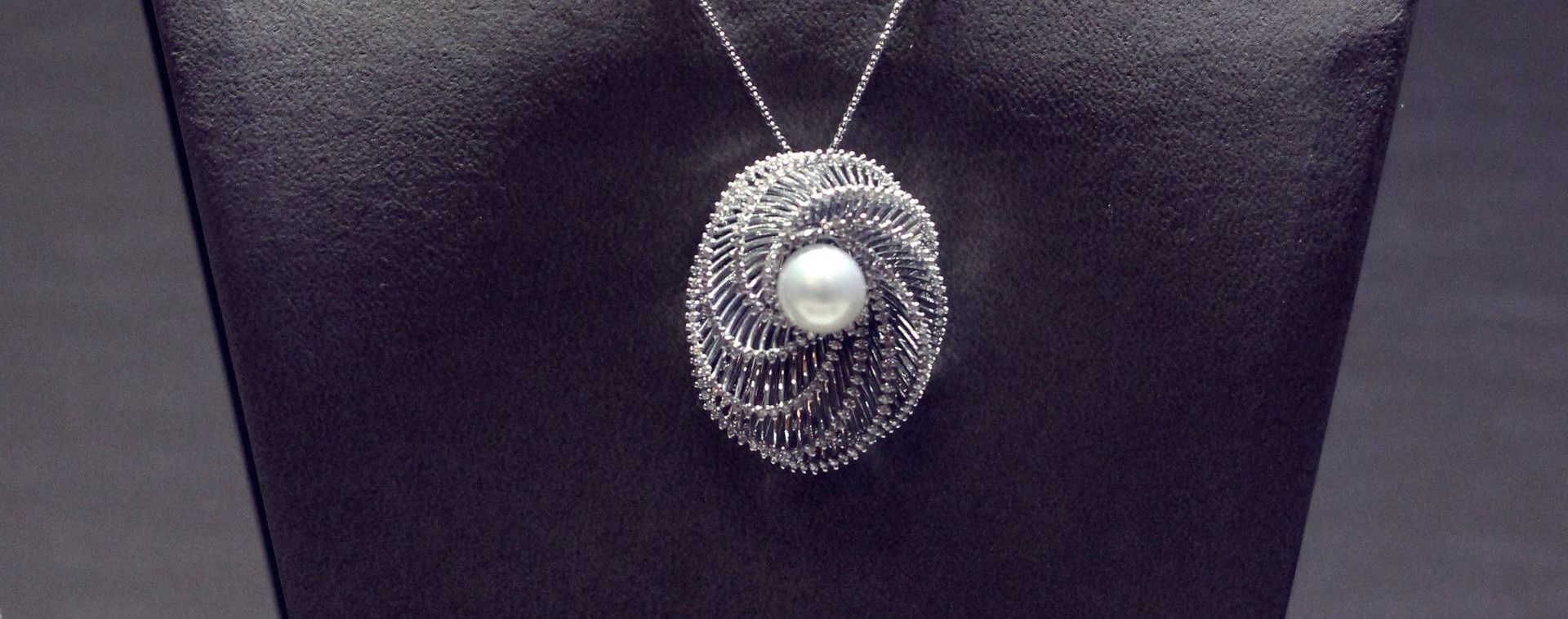 Ogrlica s dijamantima i prirodnom perlom
