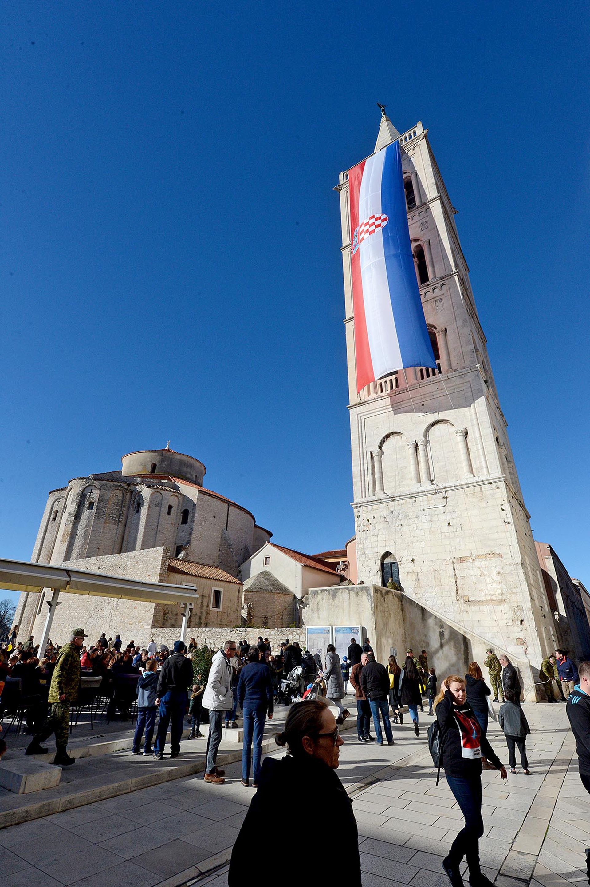 25. OBLJETNICA “MASLENICE” Zastava od 25 metara na katedrali sv. Stošije
