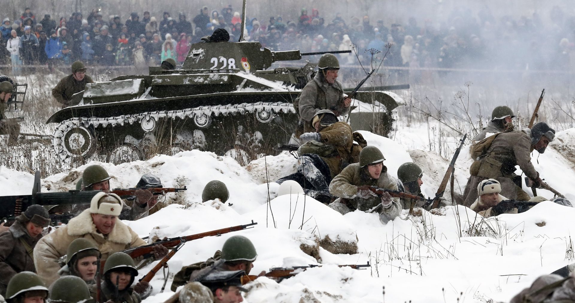 epa06460800 Members of a historical military club participate in the World War II battle re-enactment marking the 75th anniversary of the breakthrough of the Nazi Siege of Leningrad (Soviet-era name of St.Petersburg) in WWII, near village Sinyavino, outside St. Petersburg, Russia, 21 January 2018. According to various sources, up to 700,000 civilians died from hunger, cold, shelling and air bombardment in a siege that lasted 900 days.  EPA/ANATOLY MALTSEV