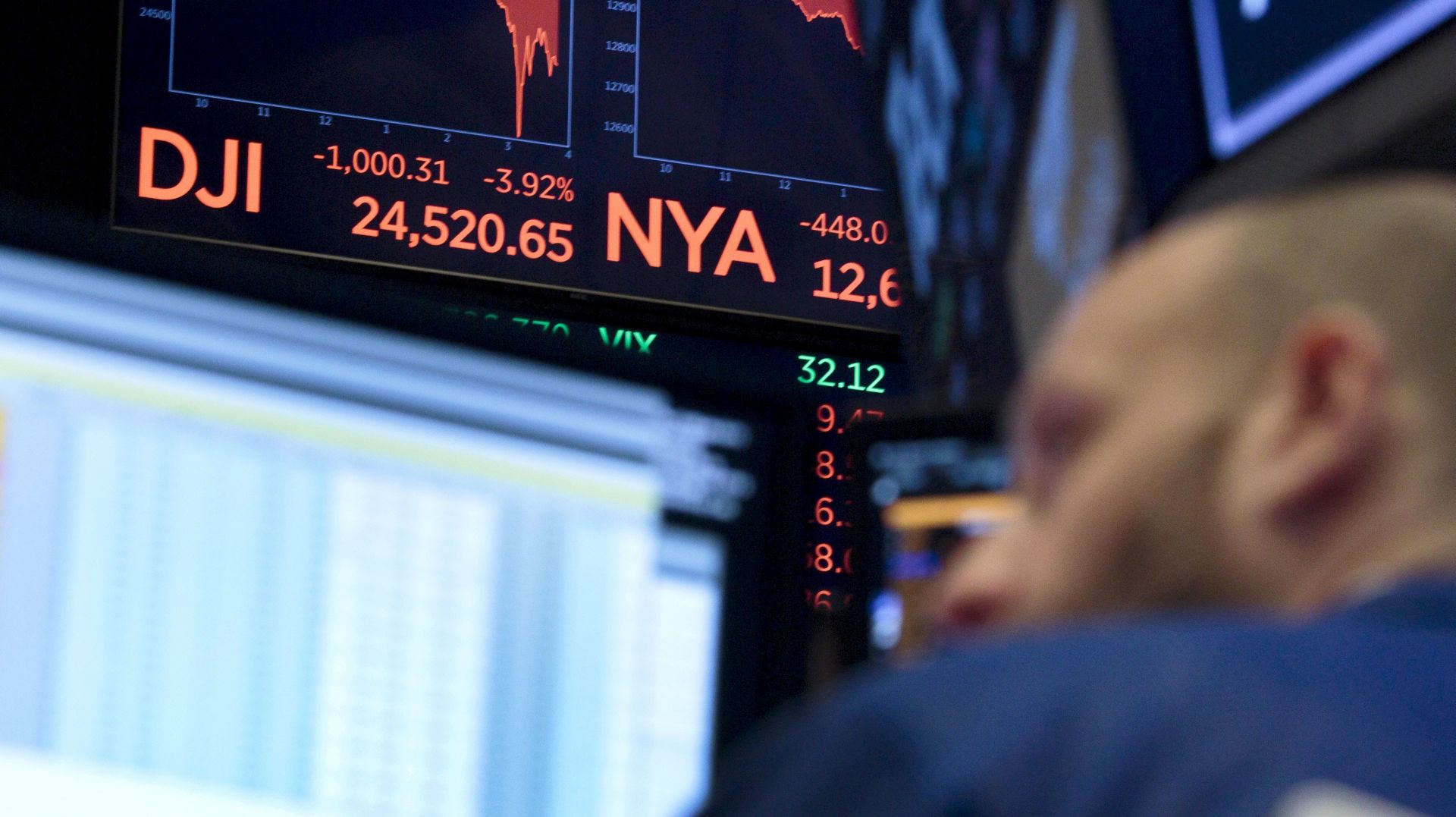 epa06498860 Traders work on the floor of the New York Stock Exchange (NYSE) at the closing bell in New York, New York, USA, 05 February 2018. The Dow closed down more than 1100 points at one point dropping more then 1500 points to close at 24345.  EPA/JUSTIN LANE