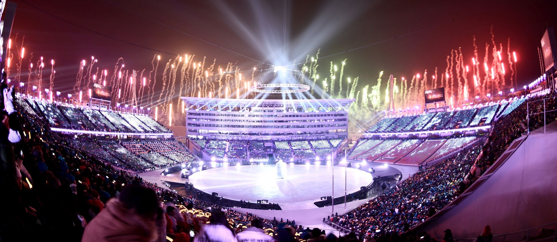 epa06508026 A general view of fireworks during the Opening Ceremony of the PyeongChang 2018 Olympic Games at the Olympic Stadium, Pyeongchang county, South Korea, 09 February 2018.  EPA/CHRISTIAN BRUNA