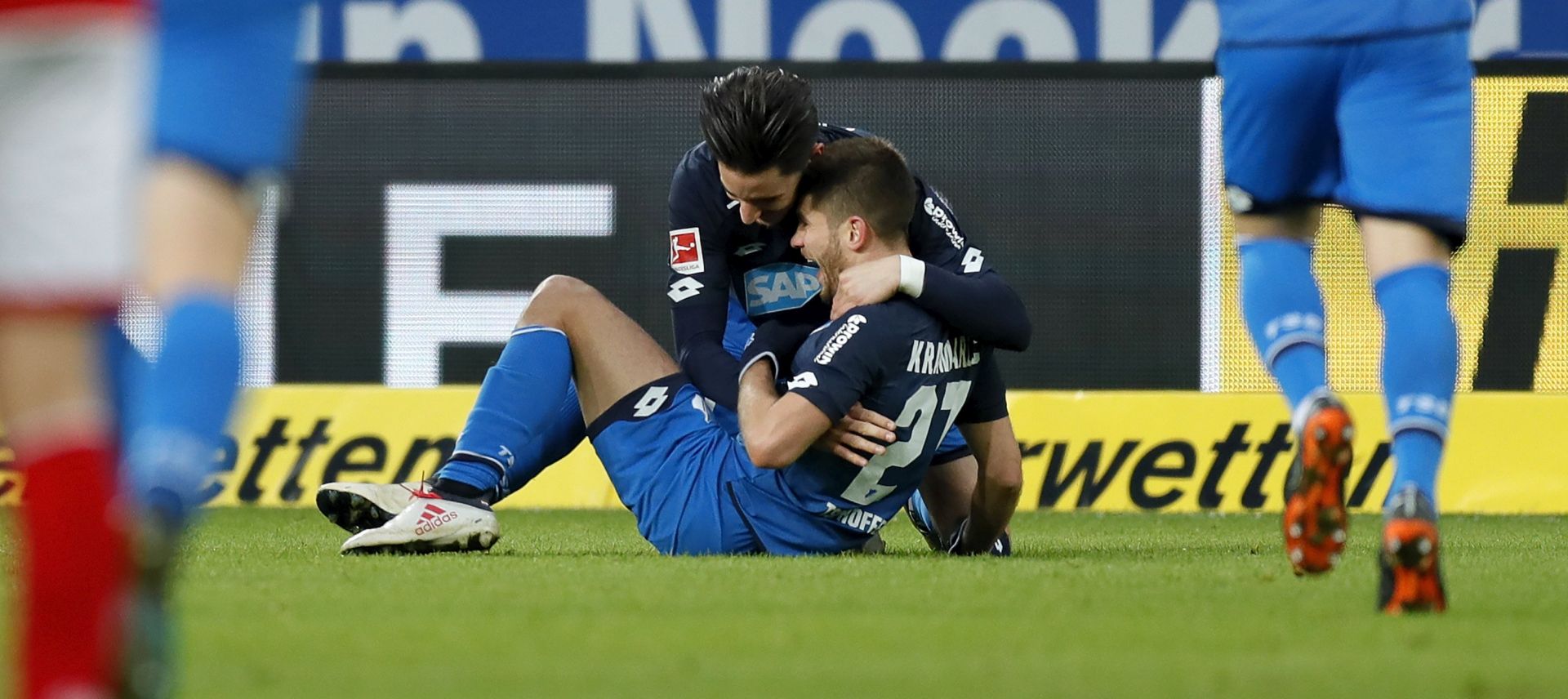 epa06512178 Hoffenheim's Andrej Kramaric (R) celebrates with a teammate after scoring the 4-2 goal during the German Bundesliga soccer match between TSG 1899 Hoffenheim and 1. FSV Mainz 05, in Sinsheim, Germany, 10 February 2018.  EPA/RONALD WITTEK (EMBARGO CONDITIONS - ATTENTION: Due to the accreditation guidelines, the DFL only permits the publication and utilisation of up to 15 pictures per match on the internet and in online media during the match.)