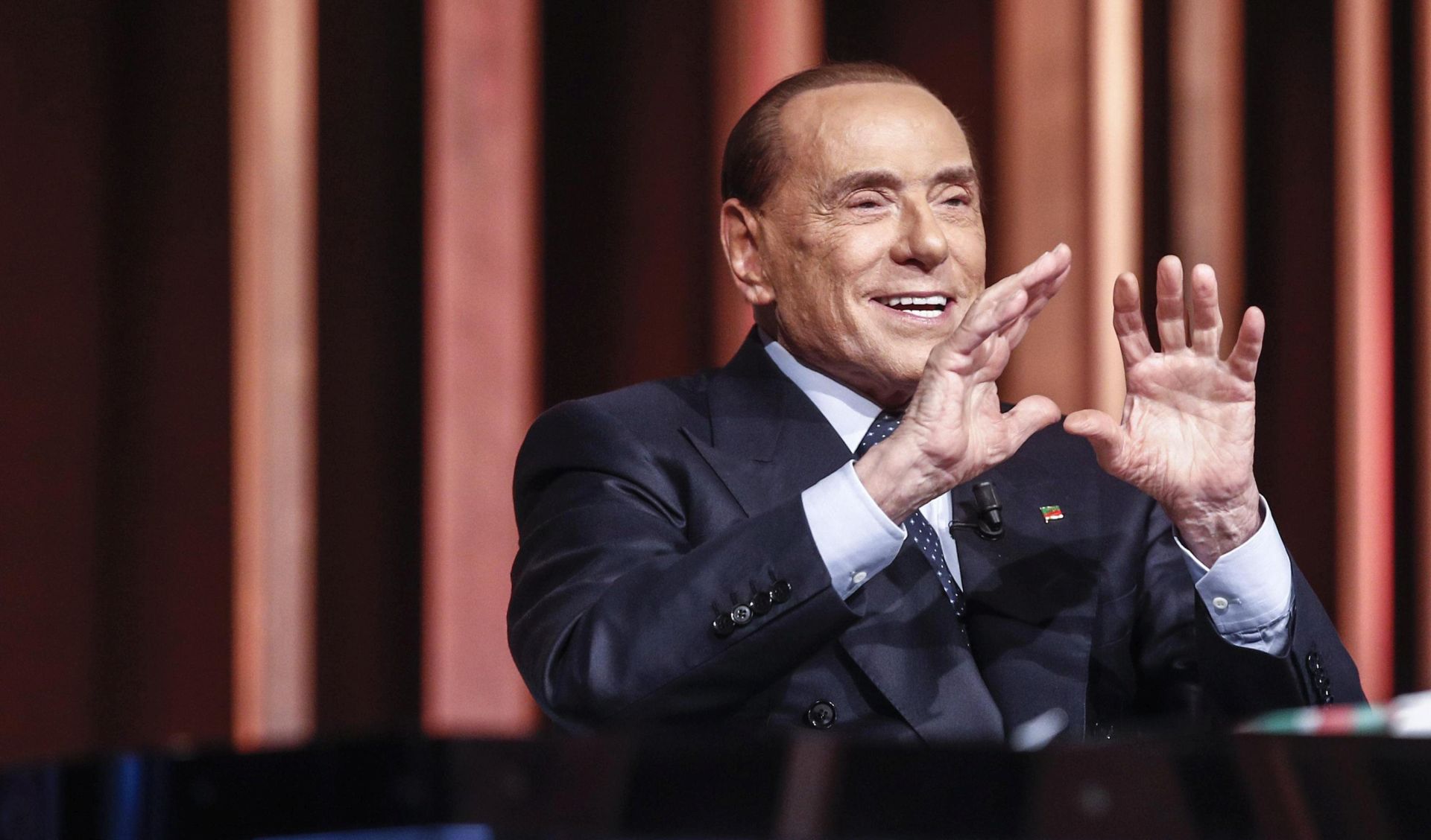 epa06515439 Italian former premier Silvio Berlusconi gestures during the Italian Tv show 'In mezz'ora piu', in Rome, Italy, 11 February 2018.  EPA/GIUSEPPE LAMI