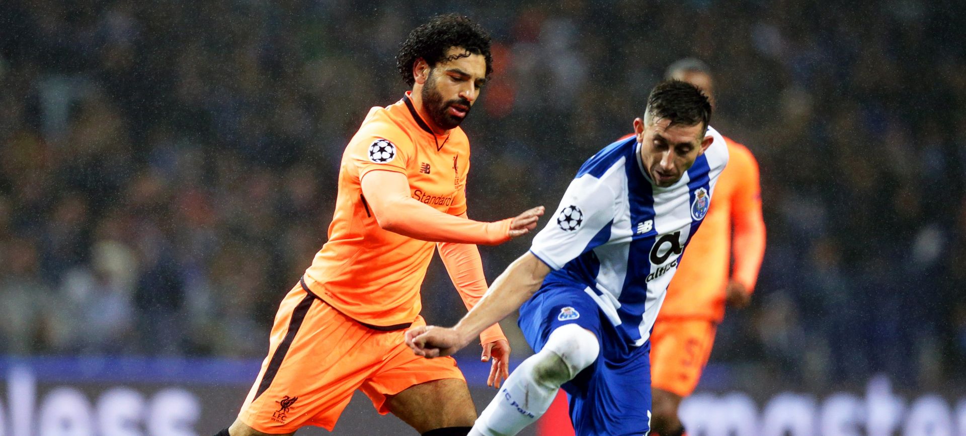 epa06525746 FC Porto's Hector Herrera (R) in action against Liverpool's Mohamed Salah (L) during the UEFA Champions League round of 16, first leg soccer match between FC Porto and Liverpool FC at Dragao stadium in Porto, Portugal, 14 February 2018.  EPA/JOSE COELHO