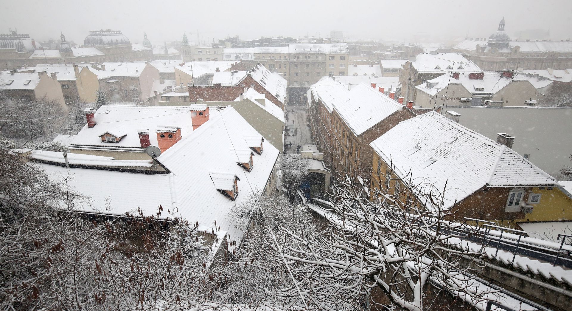 Zagreb, 22.02.2018 - Snijeg koji je poèeo noæas padati zabijelio je zagrebaèke ulice.
foto HINA/ Denis CERIÆ /dc