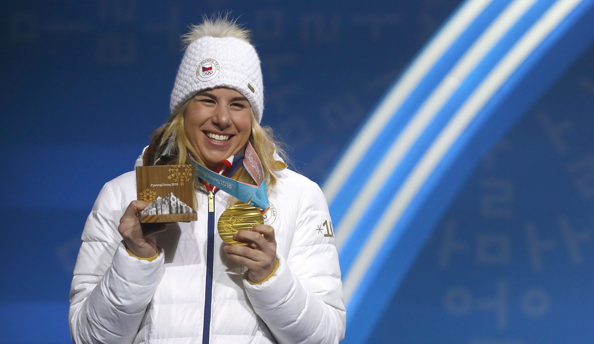 epa06560580 Gold medalist Ester Ledecka of the Czech Republic during the medal ceremony for the women's Snowboard Parallel Giant Slalom (PGS) event at the PyeongChang 2018 Olympic Games, South Korea, 24 February 2018.  EPA/DIEGO AZUBEL