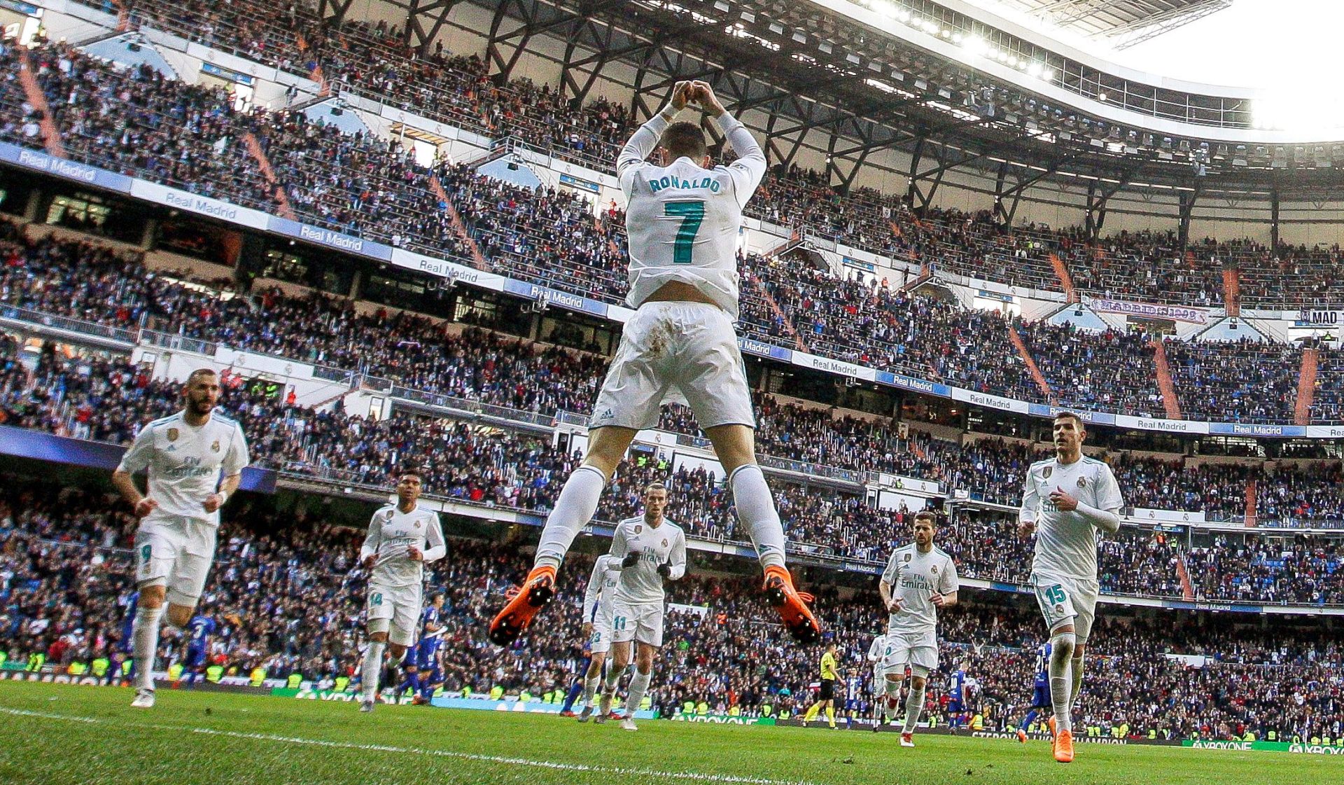 epa06561248 Real Madrid's Portuguese striker Cristiano Ronaldo (C) celebrates after scoring the 1-0 lead during the Spanish Primera Division soccer match between Real Madrid and Deportivo Alaves at Santiago Bernabeu stadium in Madrid, Spain, 24 February 2018.  EPA/JUANJO MARTIN