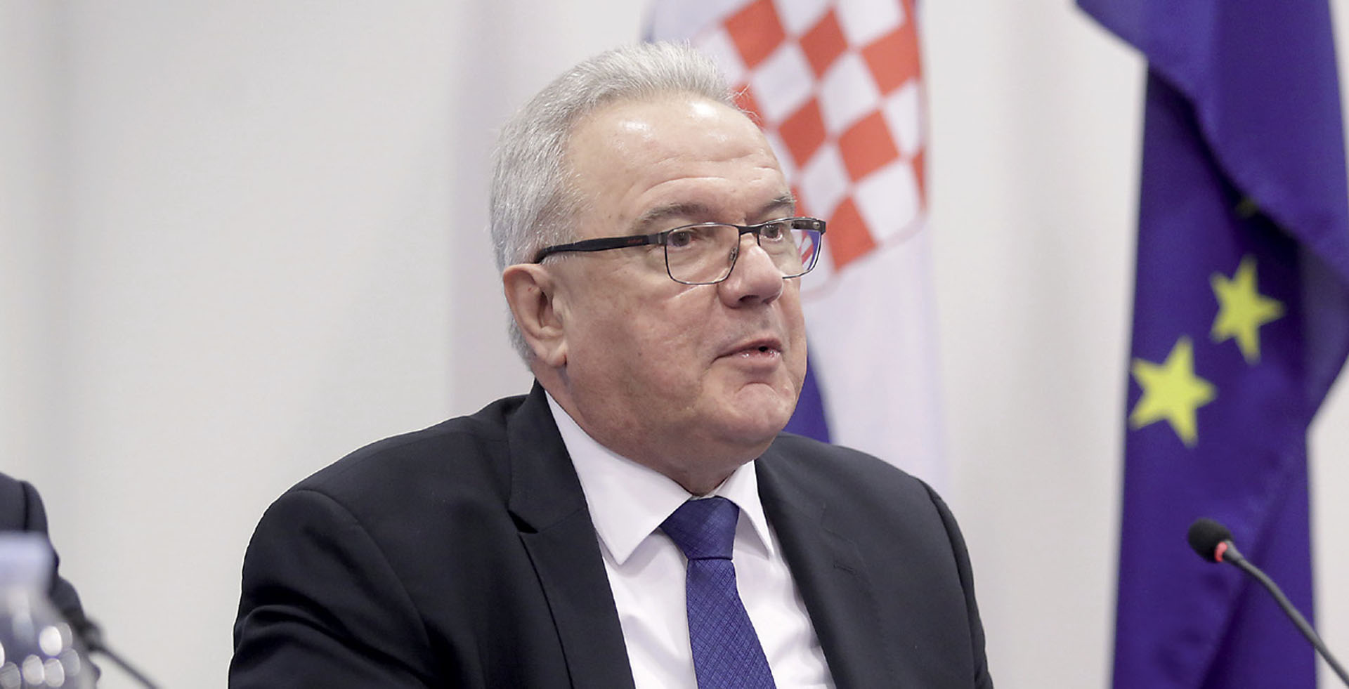 KAKO SE NEVIDLJIVI Neven Mimica promeće u ultimativnog uhljeba hrvatske politike
