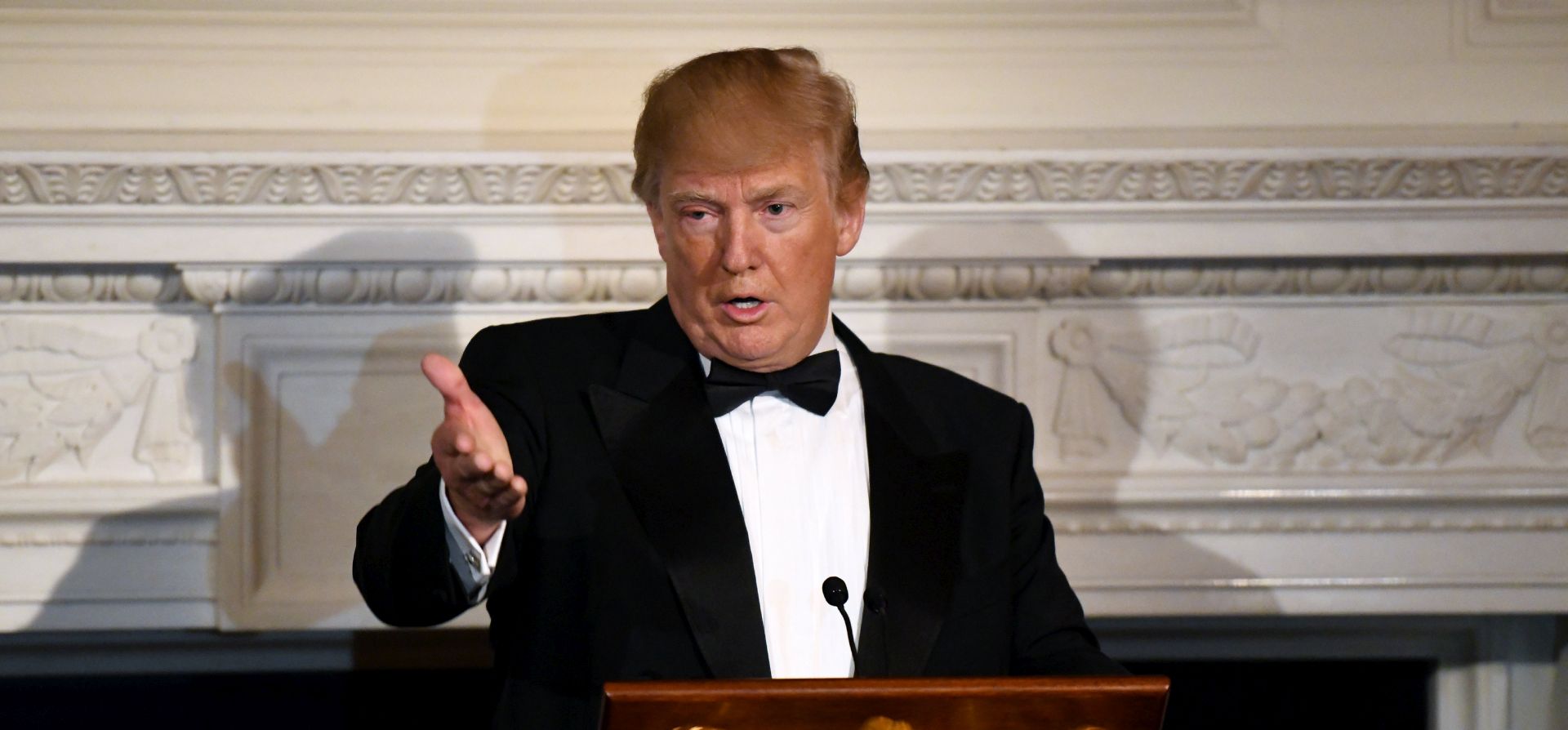 epa06565523 US President Donald J. Trump speaks at the Governors' Ball in the State Dinning Room of the White House in Washington, DC, USA, 25 February 2018.  EPA/OLIVIER DOULIERY / POOL