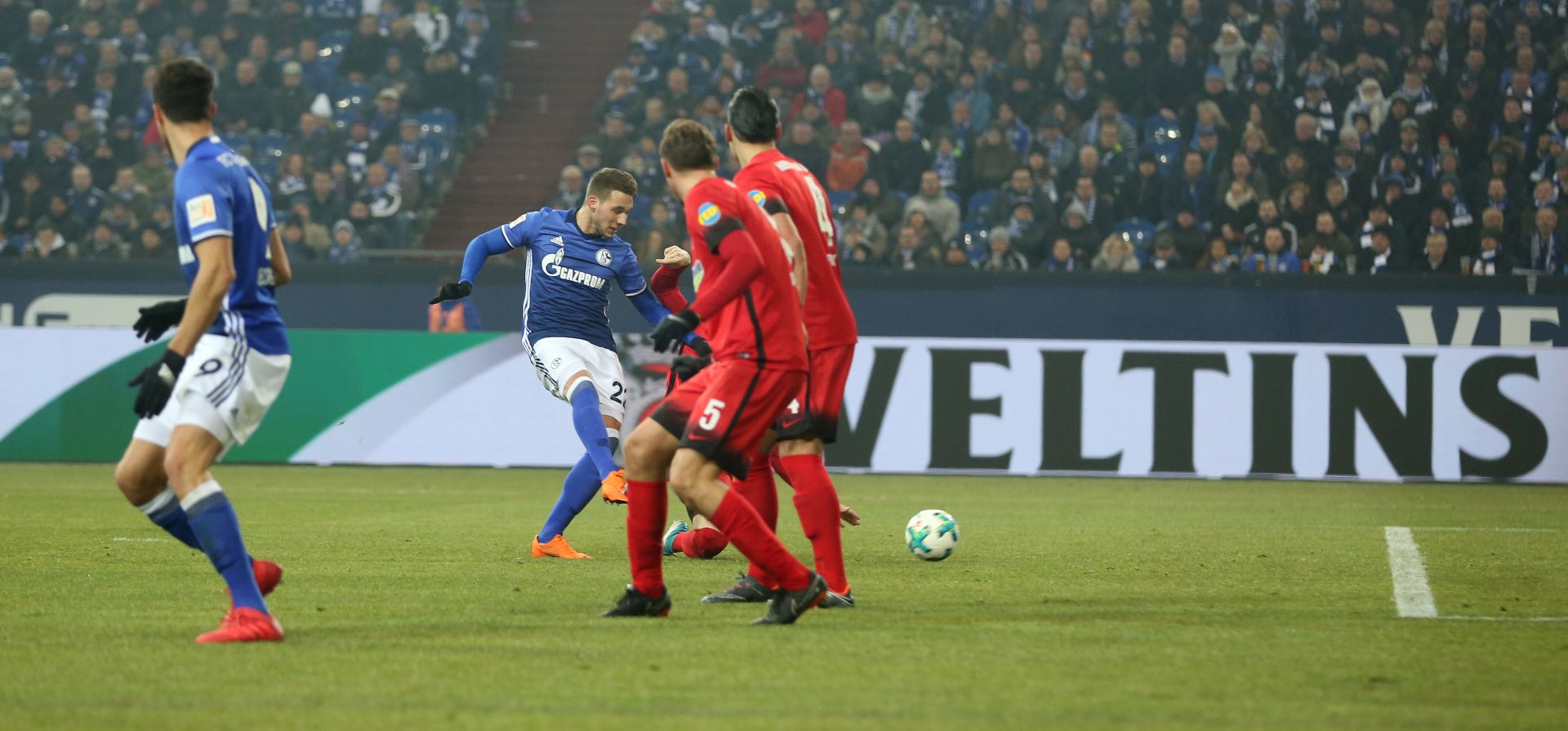 dpatop - Schalke's Marko Pjaca (2-L) scores his side's 1st goal during the German Bundesliga soccer match between FC Schalke 04 and Hertha BSC at the Veltins-Arena in Gelsenkirchen, Germany, 03 March 2018. Photo: Ina Fassbender/dpa - Use only with the written agreement